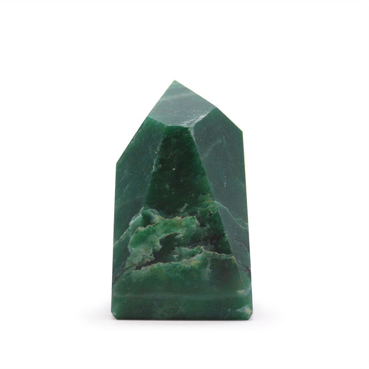 Pico de jade verde oscuro con textura natural, ideal para decoración y coleccionistas de minerales.