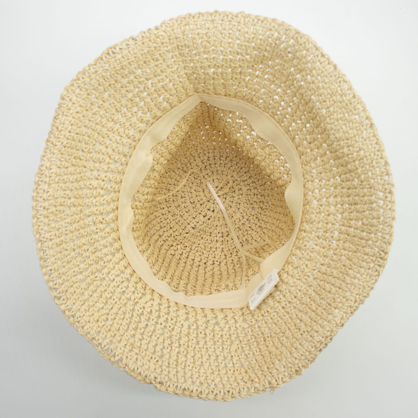 Sombrero de paja trenzada color beige con cinta interior suave, estilo bohemio ideal para verano.