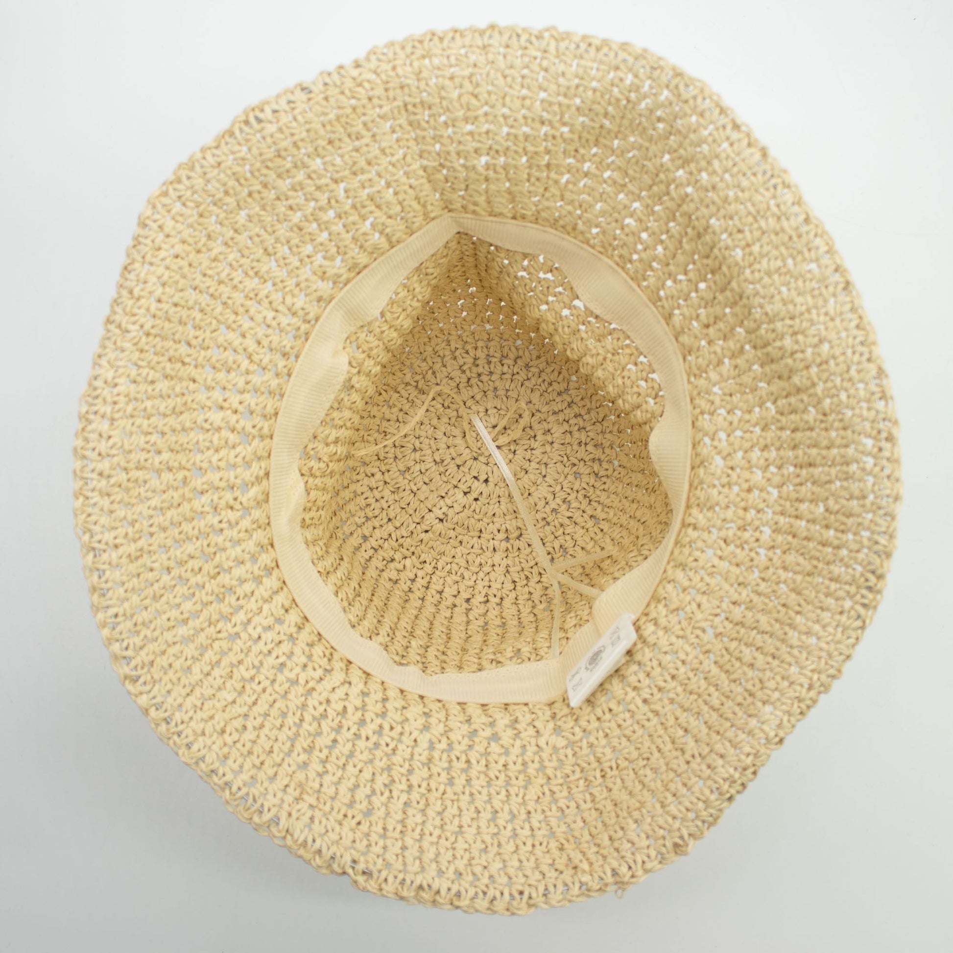 Sombrero de paja trenzada color beige con cinta interior suave, estilo bohemio ideal para verano.