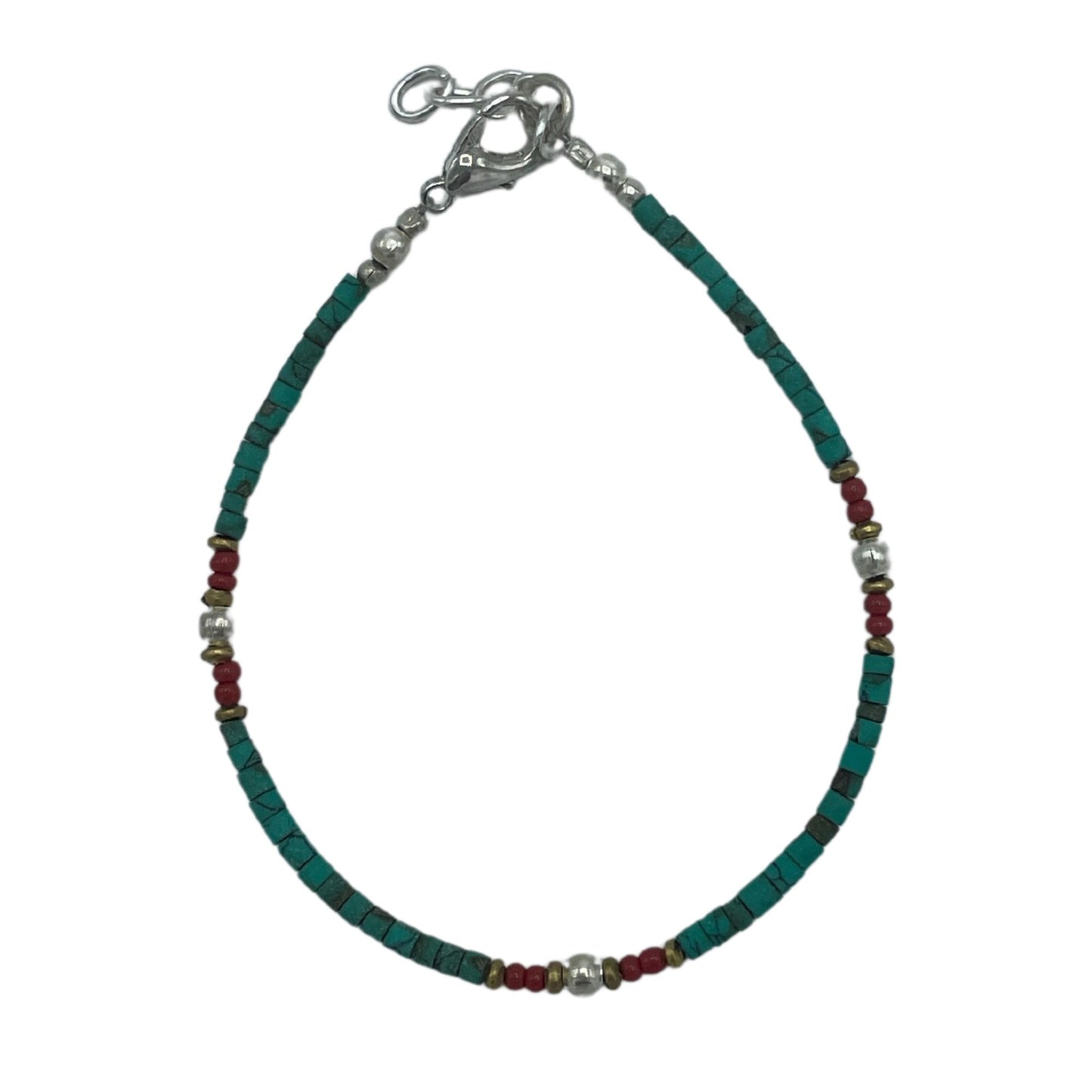 Pulsera de cuentas turquesa y rojas con detalles plateados. Estilo bohemio y elegante.