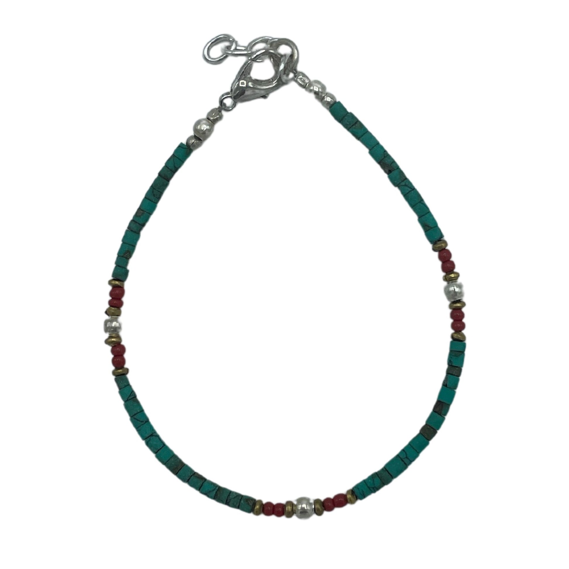 Pulsera de cuentas turquesa y rojas con detalles plateados. Estilo bohemio y elegante.