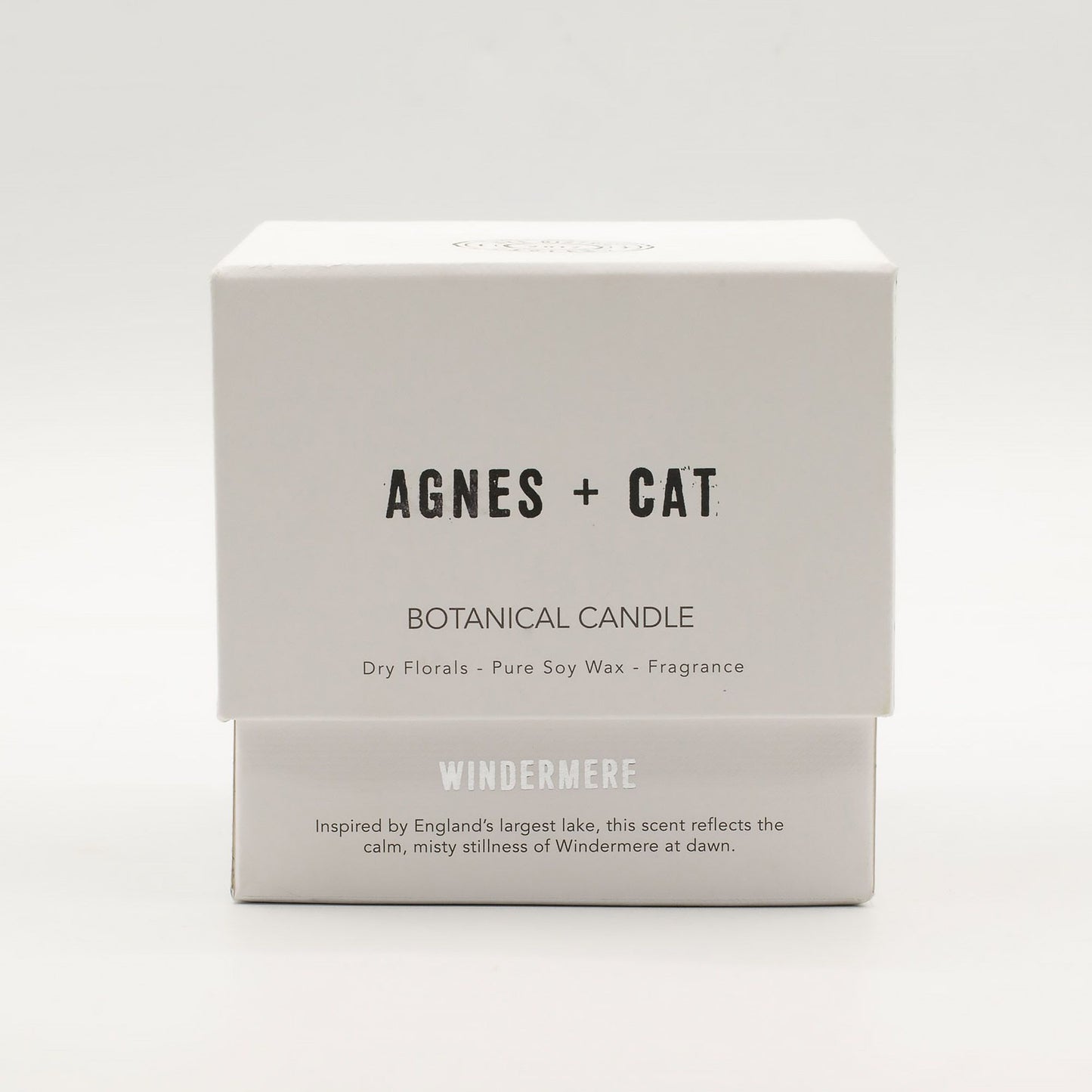 Vela botánica Agnes + Cat en caja blanca, aroma floral, cera de soya pura, inspirada en Windermere, Inglaterra.