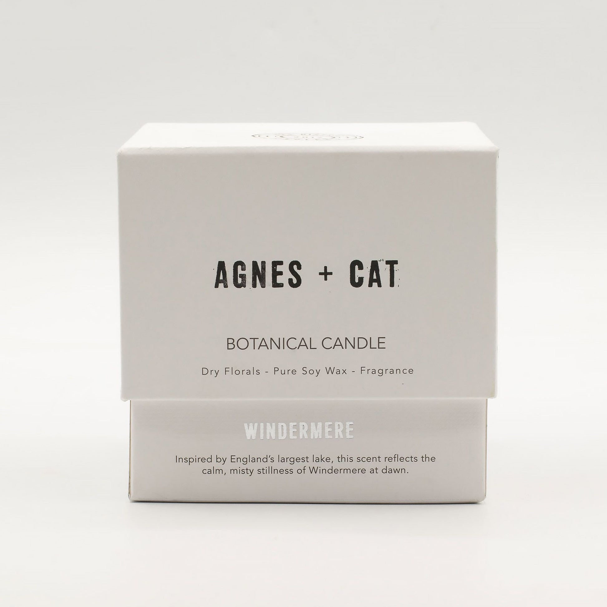 Vela botánica Agnes + Cat en caja blanca, aroma floral, cera de soya pura, inspirada en Windermere, Inglaterra.