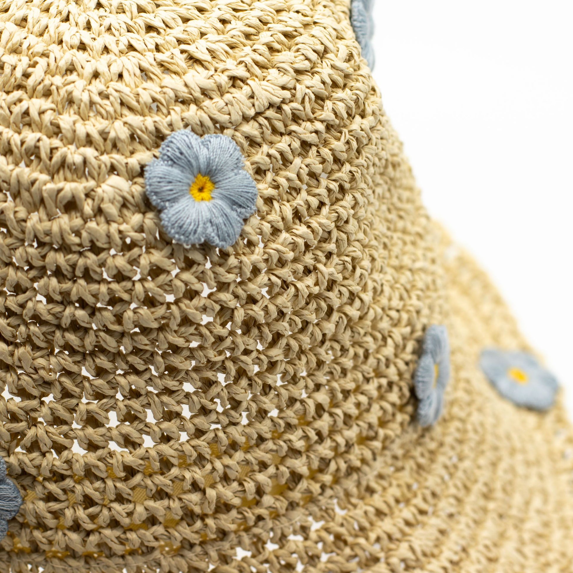Sombrero de paja beige con bordado de flores azules y amarillas, estilo bohemio, ideal para el verano.