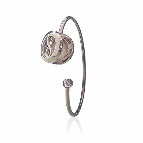 Pendiente de plata con diseño moderno, esfera con cristal y detalle brillante en color plata.