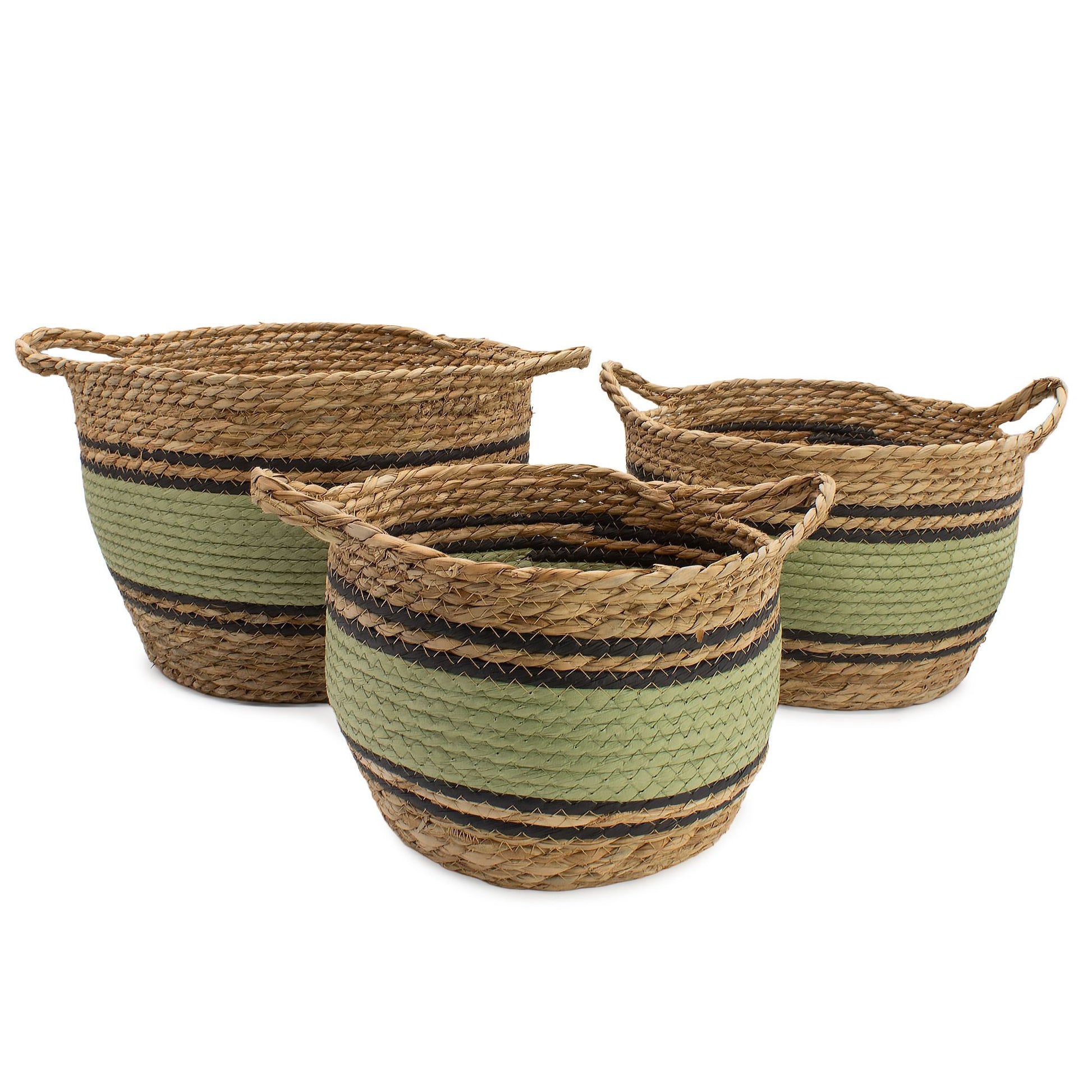 Set de 3 cestas tejidas de pasto marino, con bandas decorativas en verde y negro, diseño natural y asas laterales.