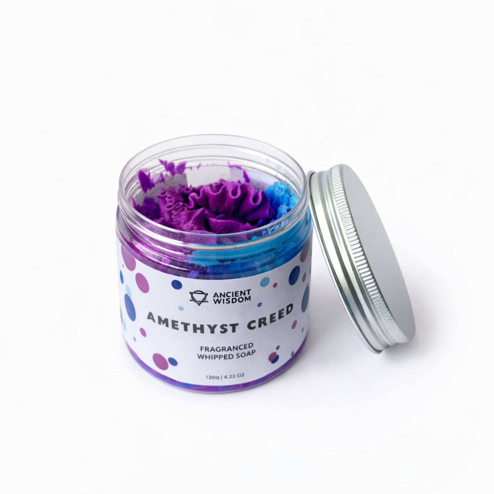 Jabón batido "Amethyst Creed" de 120ml, colores púrpura y azul, en frasco con tapa plateada, aroma fragante.