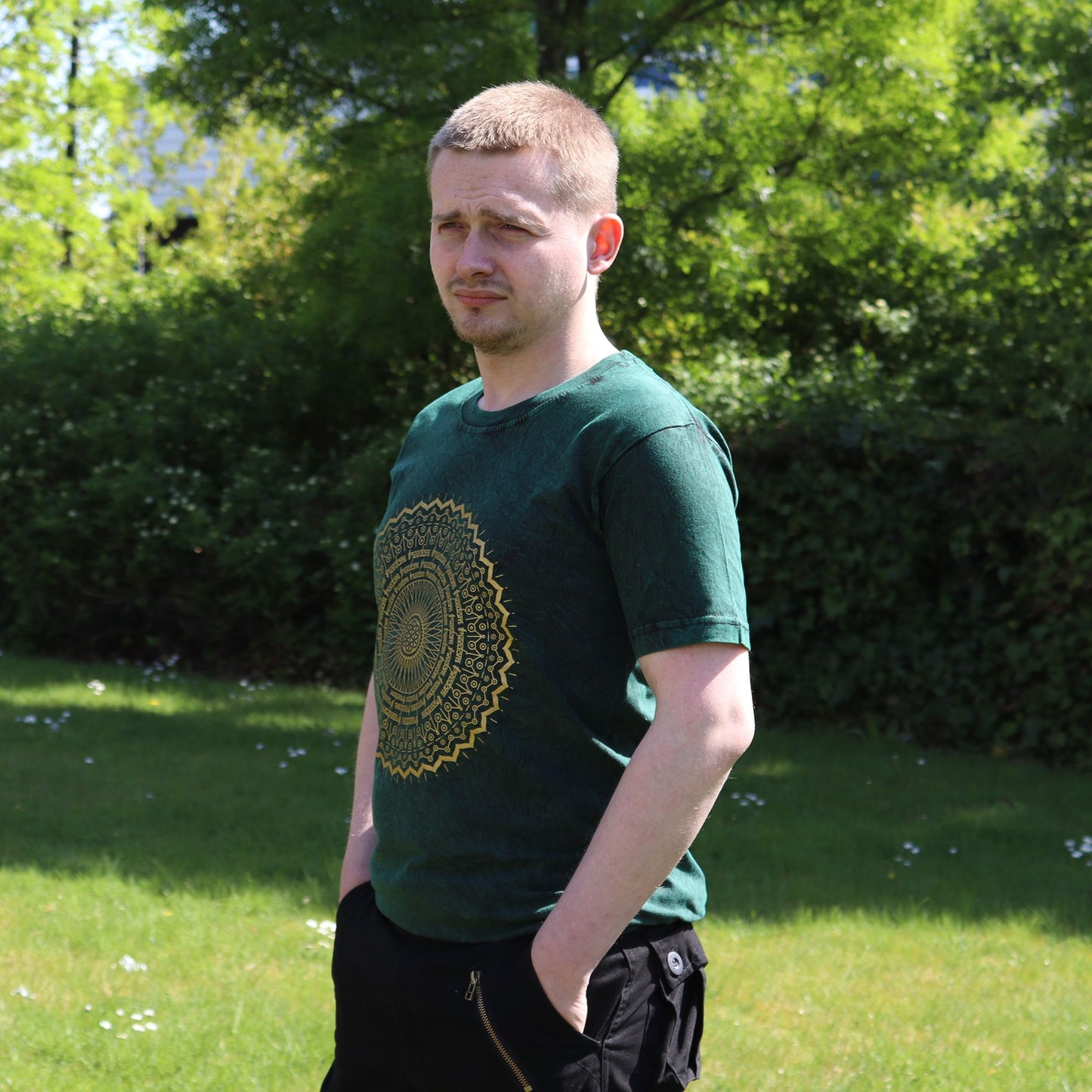 Camiseta verde con estampado mandala dorado, de algodón, estilo casual, para hombre.