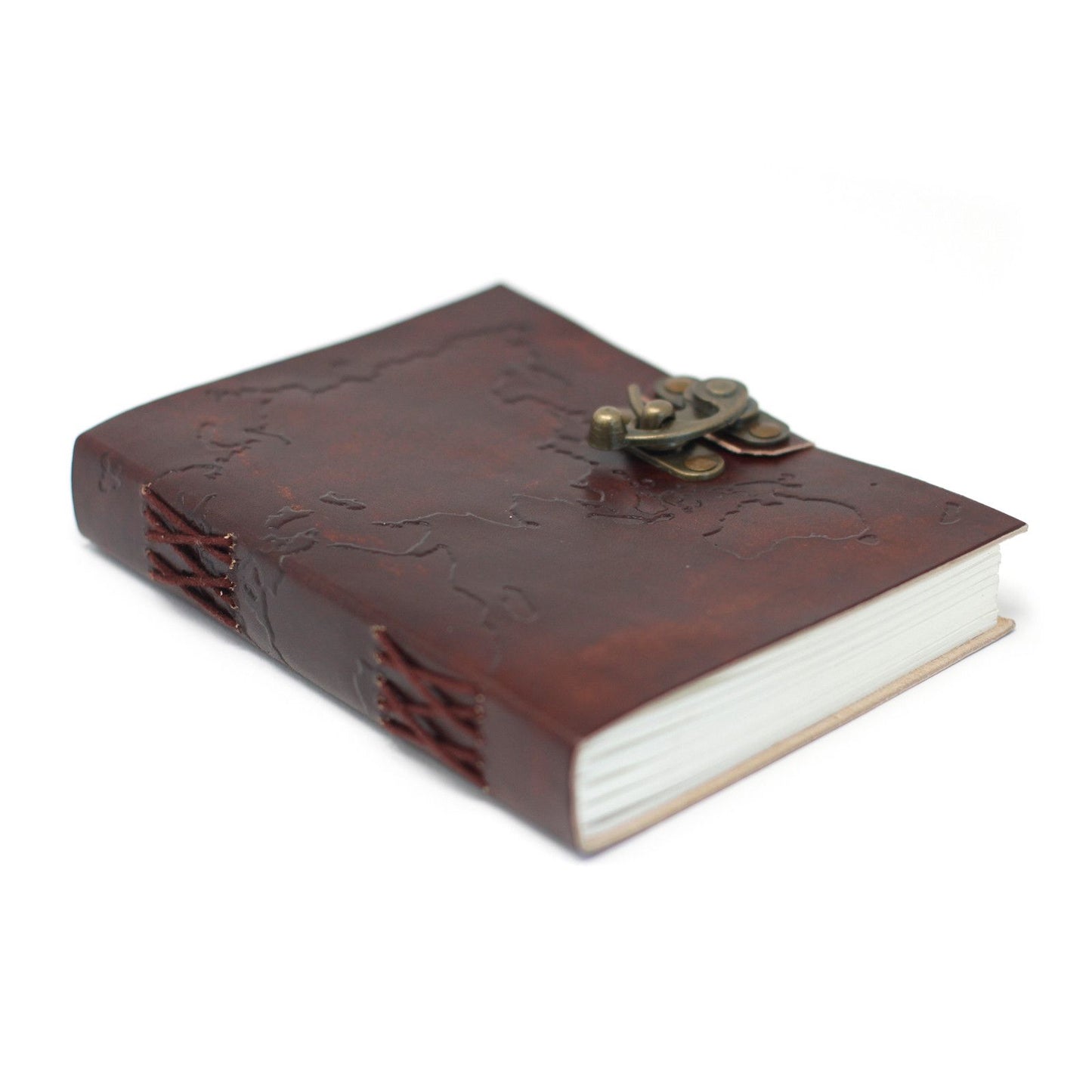 Cuaderno de cuero marrón con cierre de bronce y diseño de mapa, ideal para escritura y journaling.