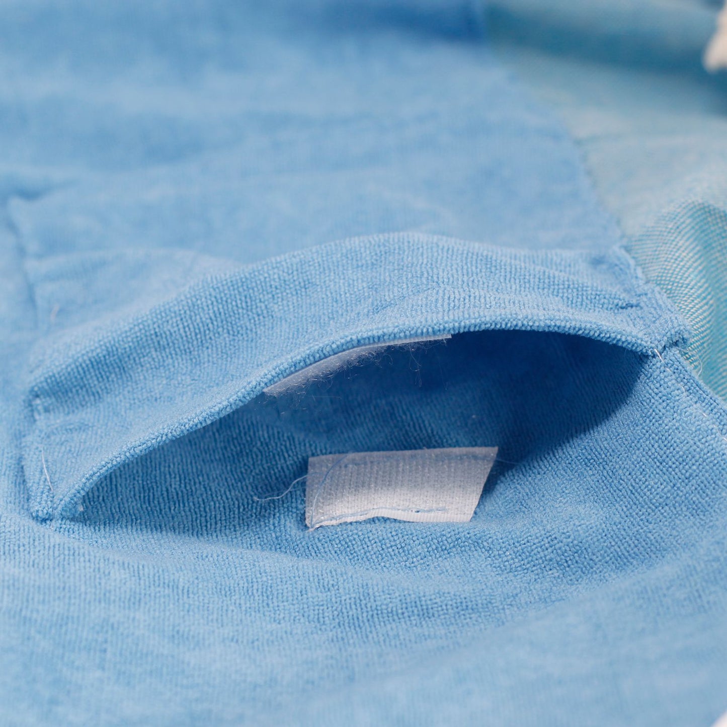 Camisa de hombre azul claro de algodón, con bolsillo frontal y corte moderno. Ideal para uso casual.