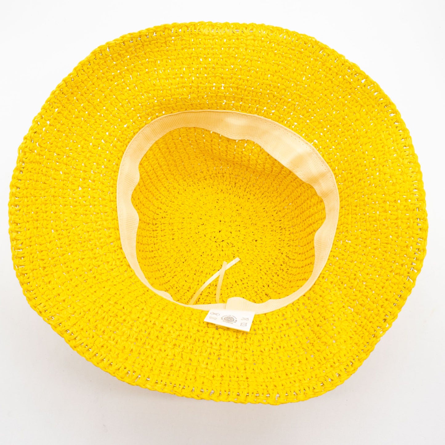 Sombrero de playa amarillo de paja trenzada con forro interior suave, ideal para el verano y días soleados.