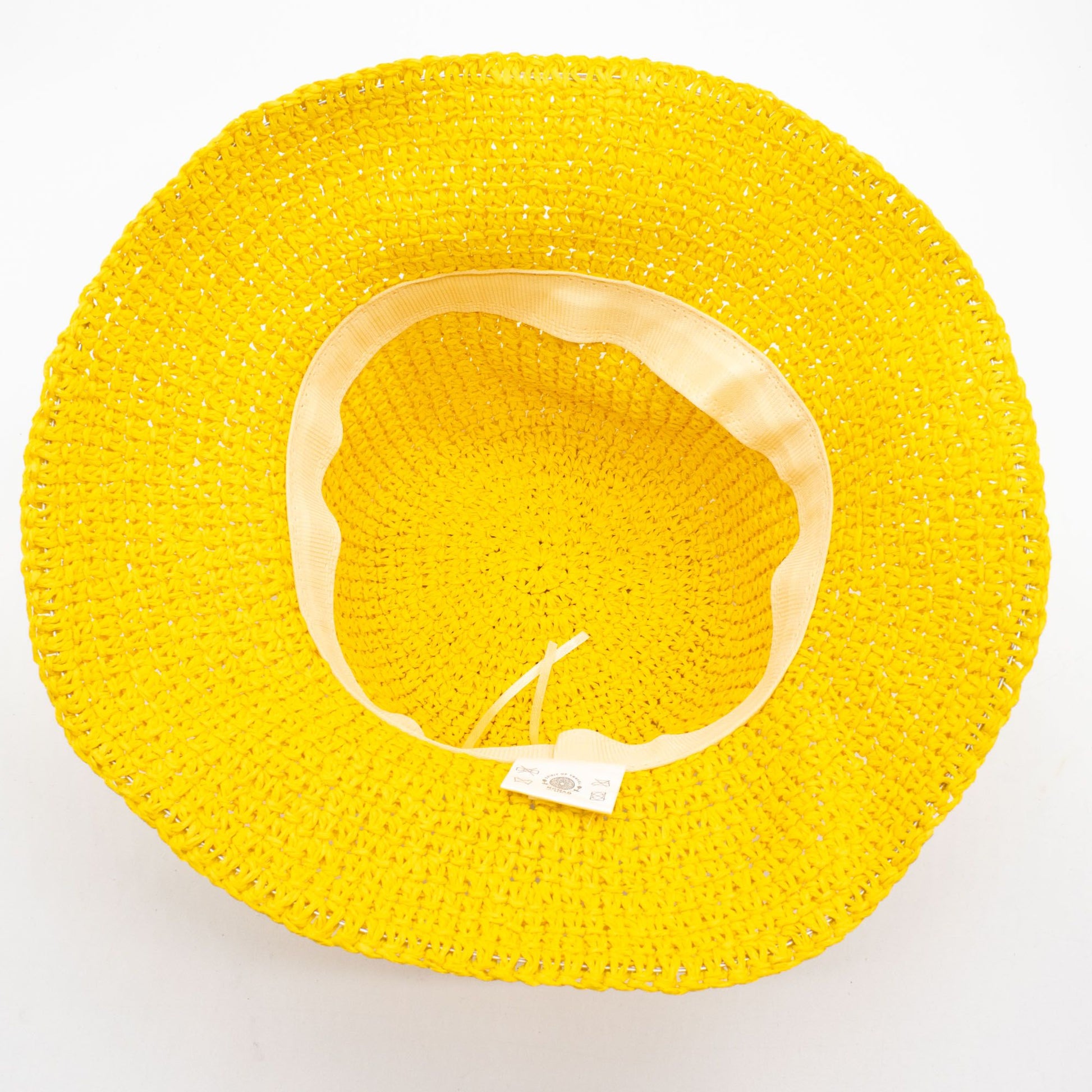 Sombrero de playa amarillo de paja trenzada con forro interior suave, ideal para el verano y días soleados.