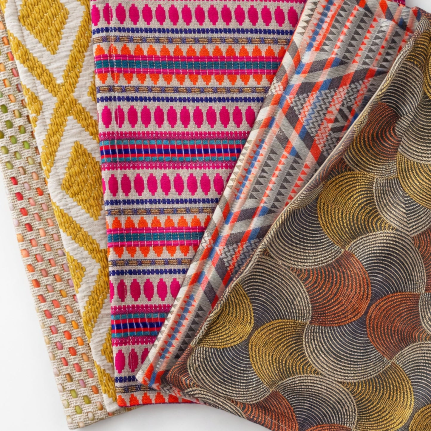 Cuatro telas coloridas: patrones geométricos en rosa, oro, naranja y azul, ideales para proyectos de costura.