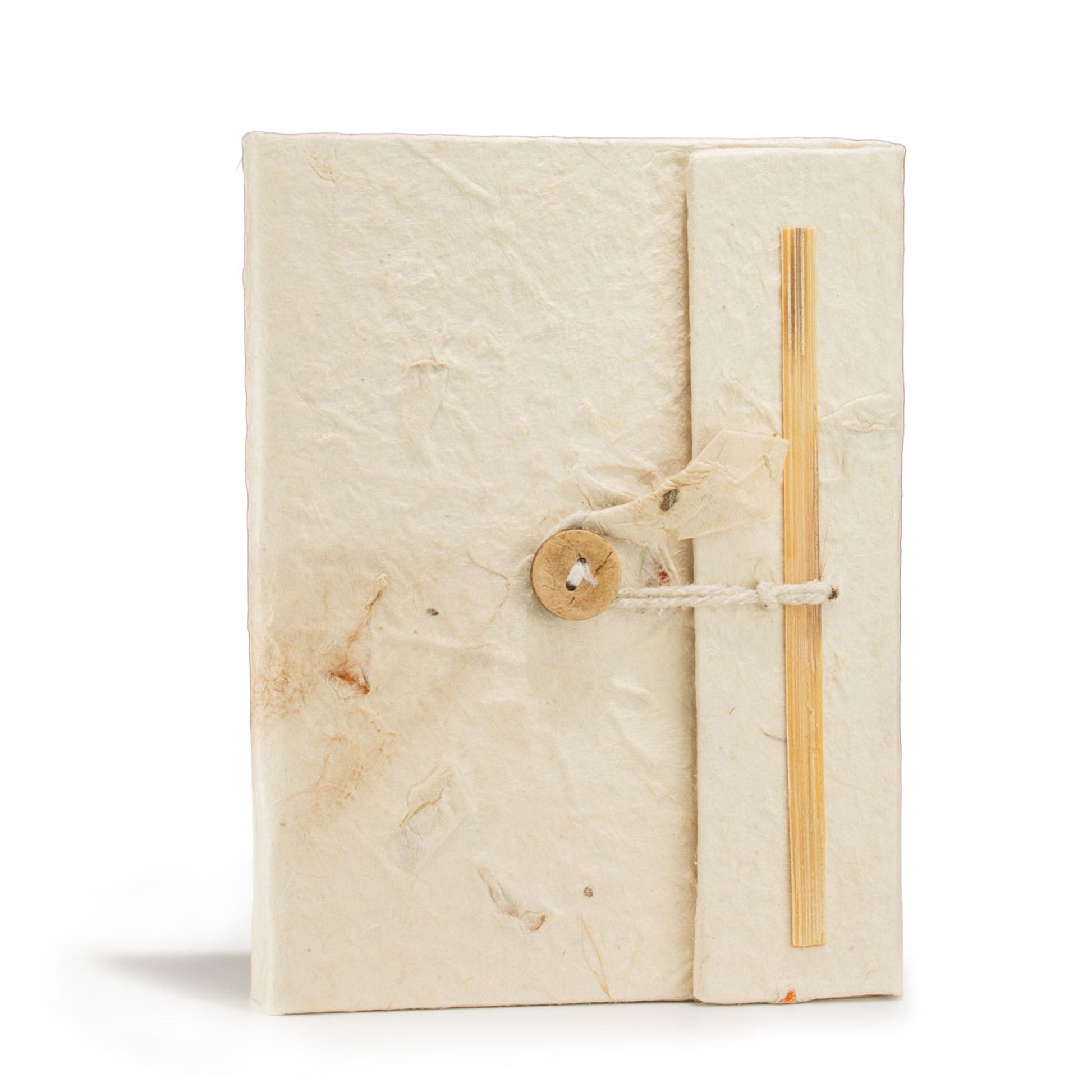 Cuaderno artesanal de papel reciclado, color blanco, con cierre de hilo y botón de madera, estilo rústico y ecológico.