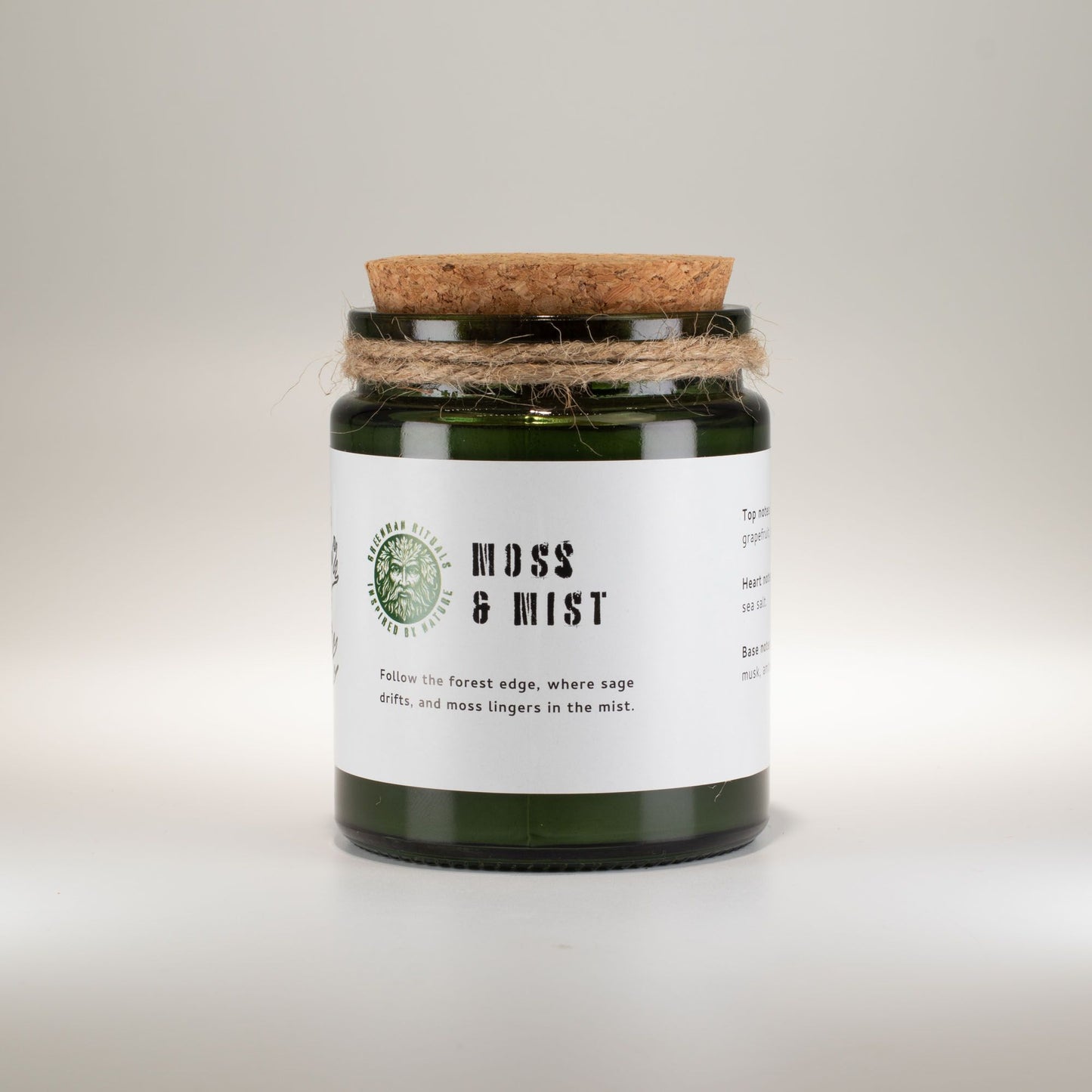 Vela de soja verde 'Moss & Mist' con tapa de corcho y cuerda, aroma a musgo y salvia.