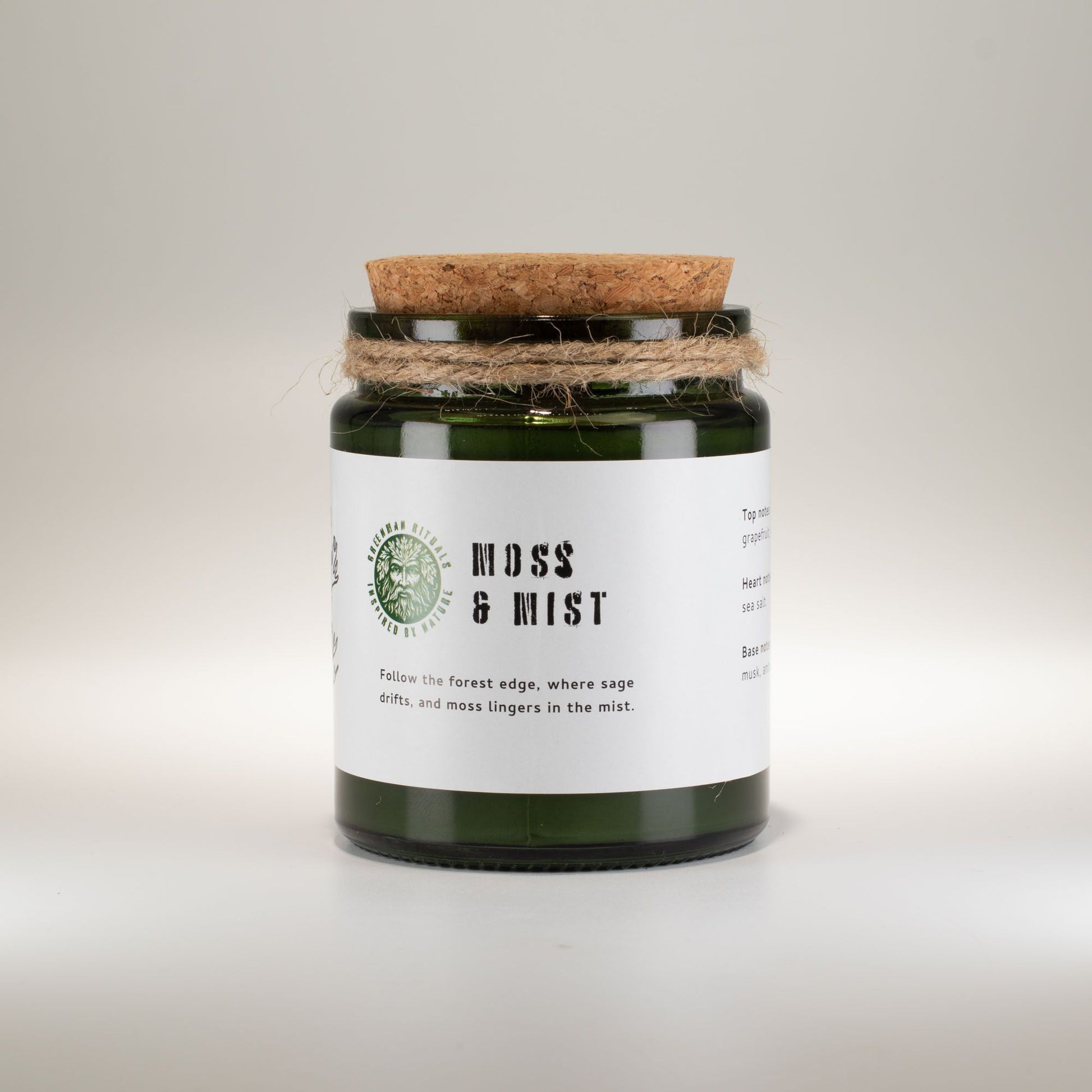 Vela de soja verde 'Moss & Mist' con tapa de corcho y cuerda, aroma a musgo y salvia.
