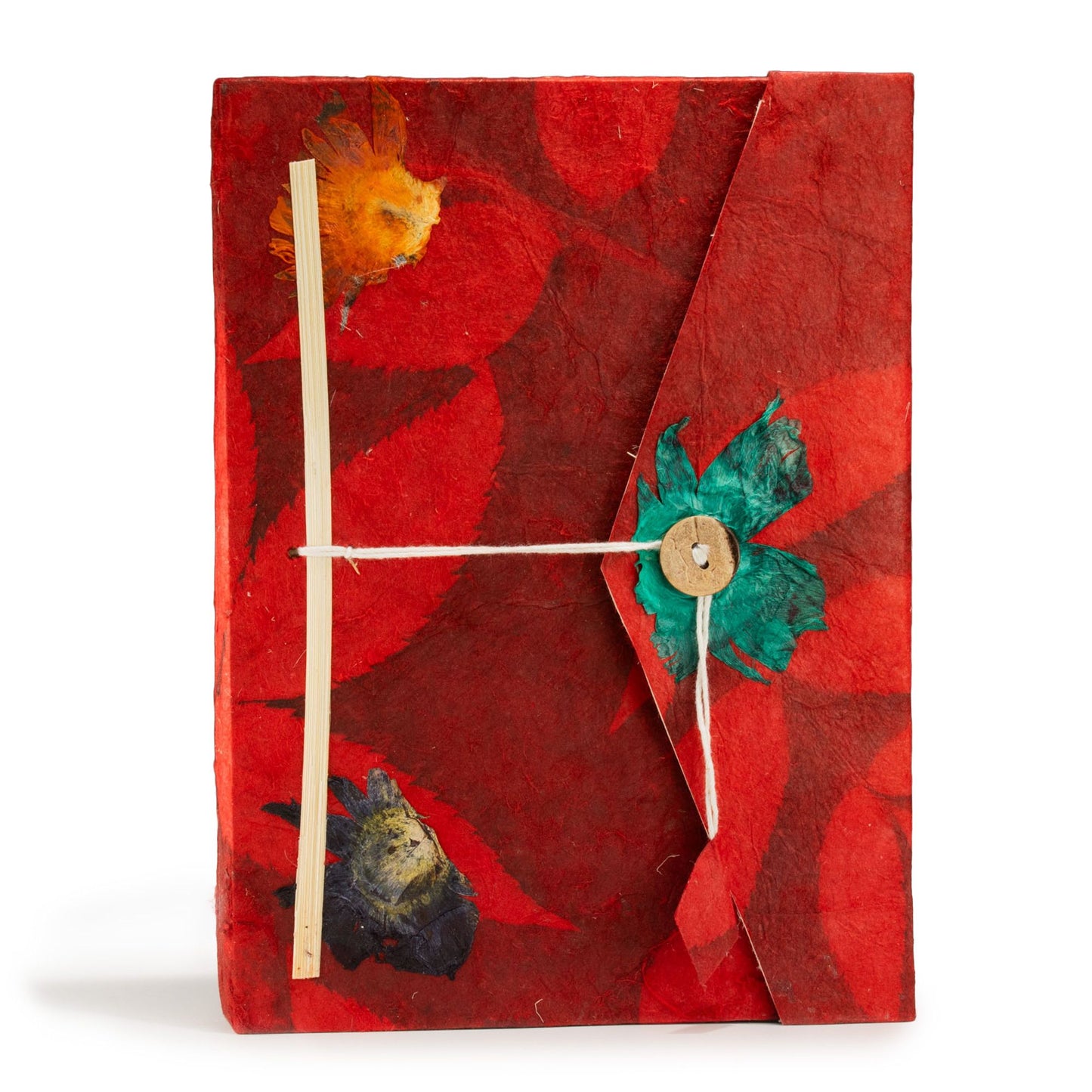 Cuaderno hecho a mano en papel rojo con flores secas, cerrado con cuerda y botón, estilo artesanal único.
