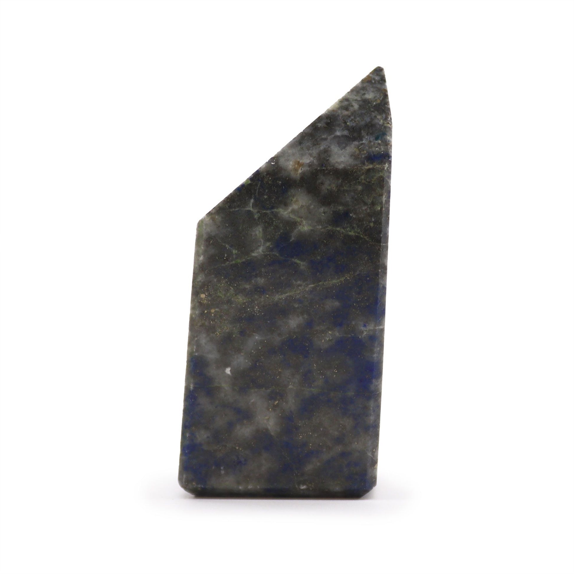 Piedra de lapislázuli en forma de prisma, color azul oscuro y gris, ideal para decoración y colección.