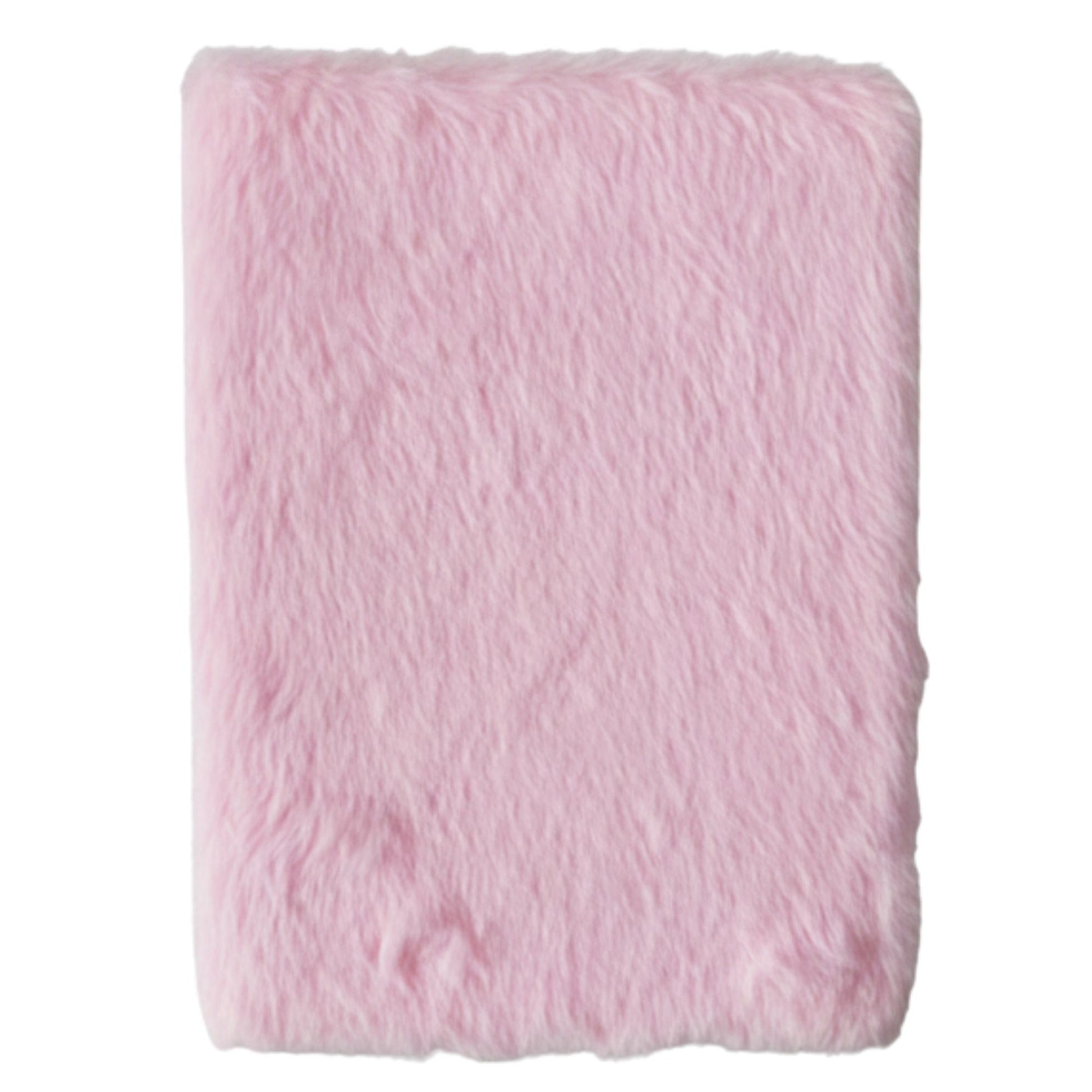 Manta suave de pelaje sintético rosa, ideal para agregar calidez y estilo a cualquier habitación.