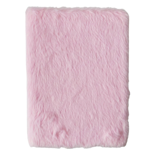 Manta suave de pelaje sintético rosa, ideal para agregar calidez y estilo a cualquier habitación.