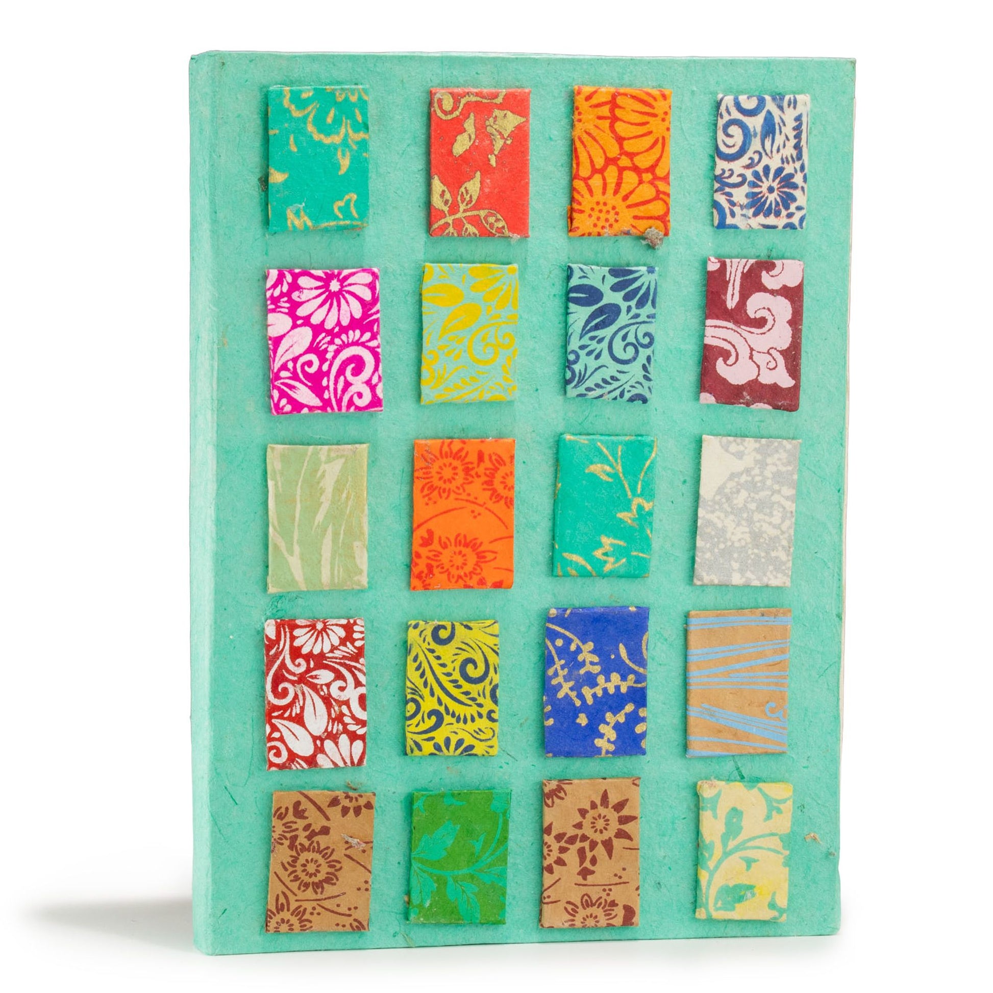 Cuaderno de papel reciclado en verde, con 20 cuadraditos de diseño colorido en tonos vibrantes y patrones únicos.