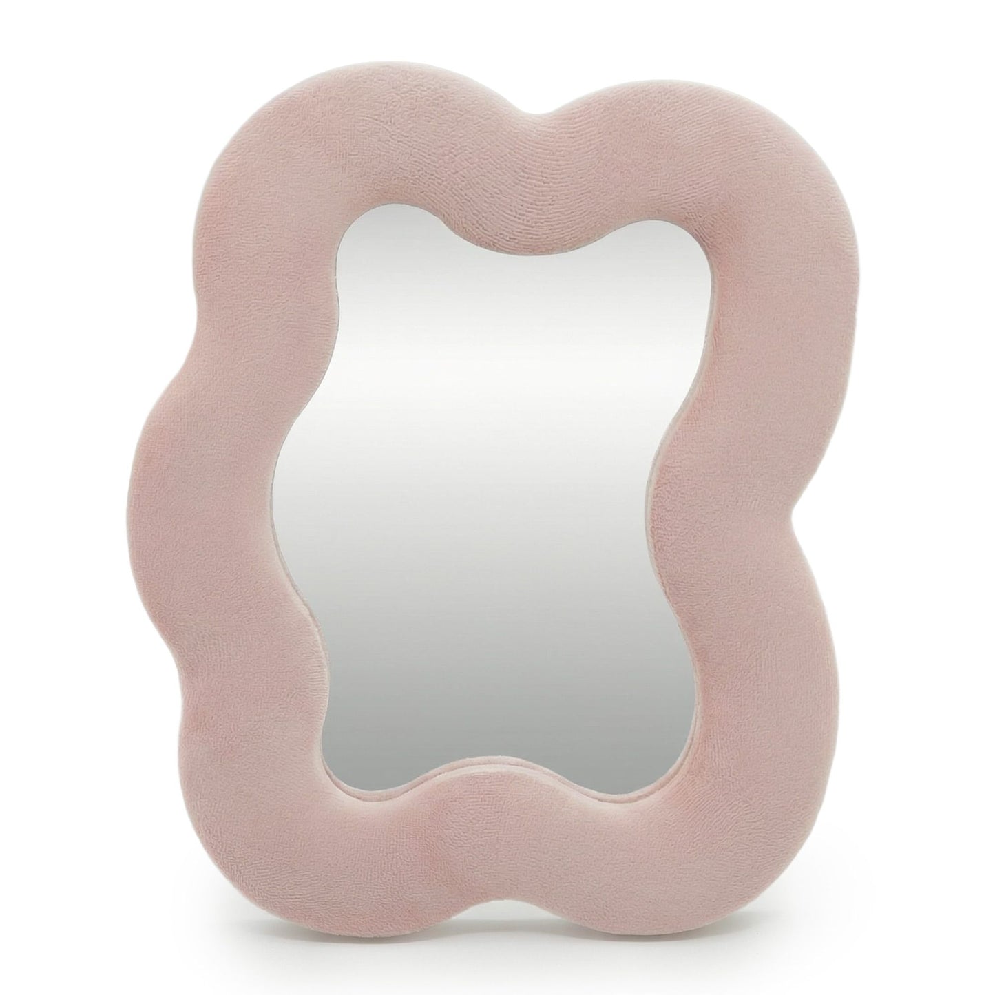 Espejo de forma orgánica, color rosa suave y acabado en terciopelo, ideal para decoración moderna y estilosa.