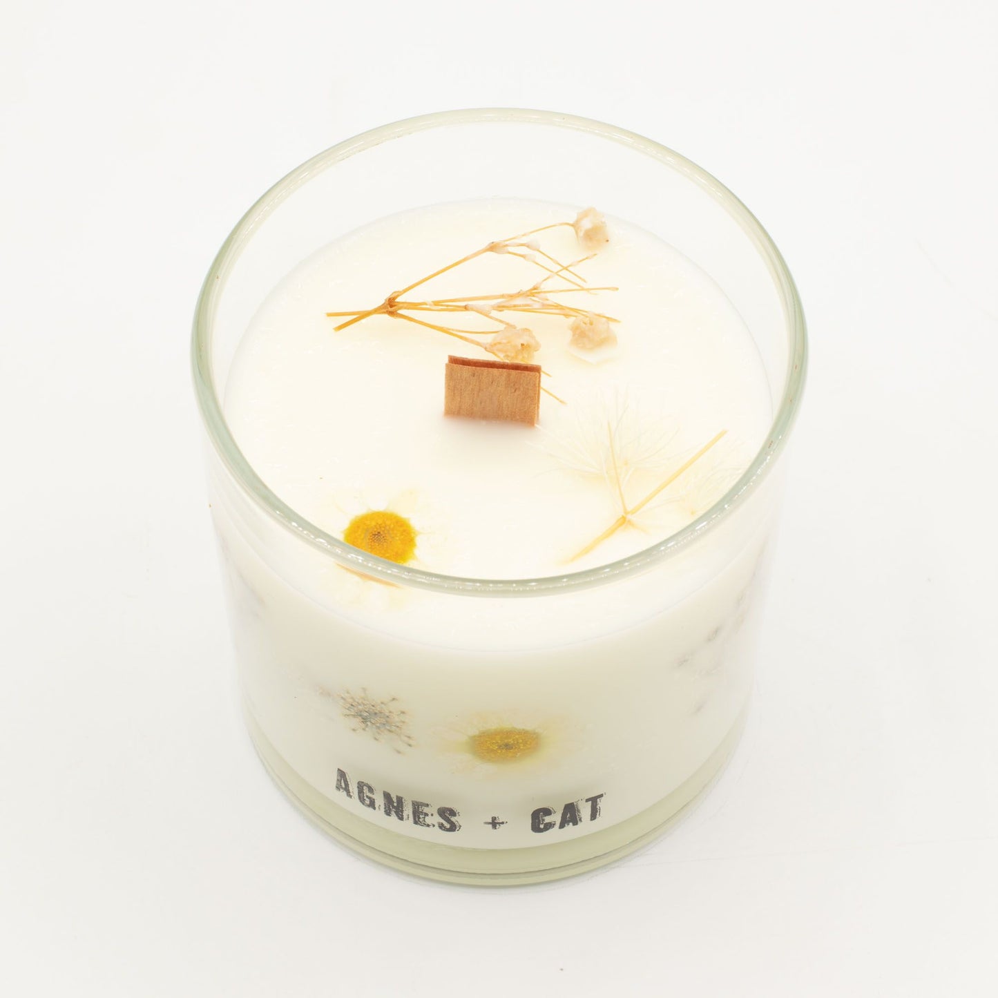Vela aromática de cera blanca con flores secas, envase de vidrio, estilo moderno y elegante, de Agnes + Cat.