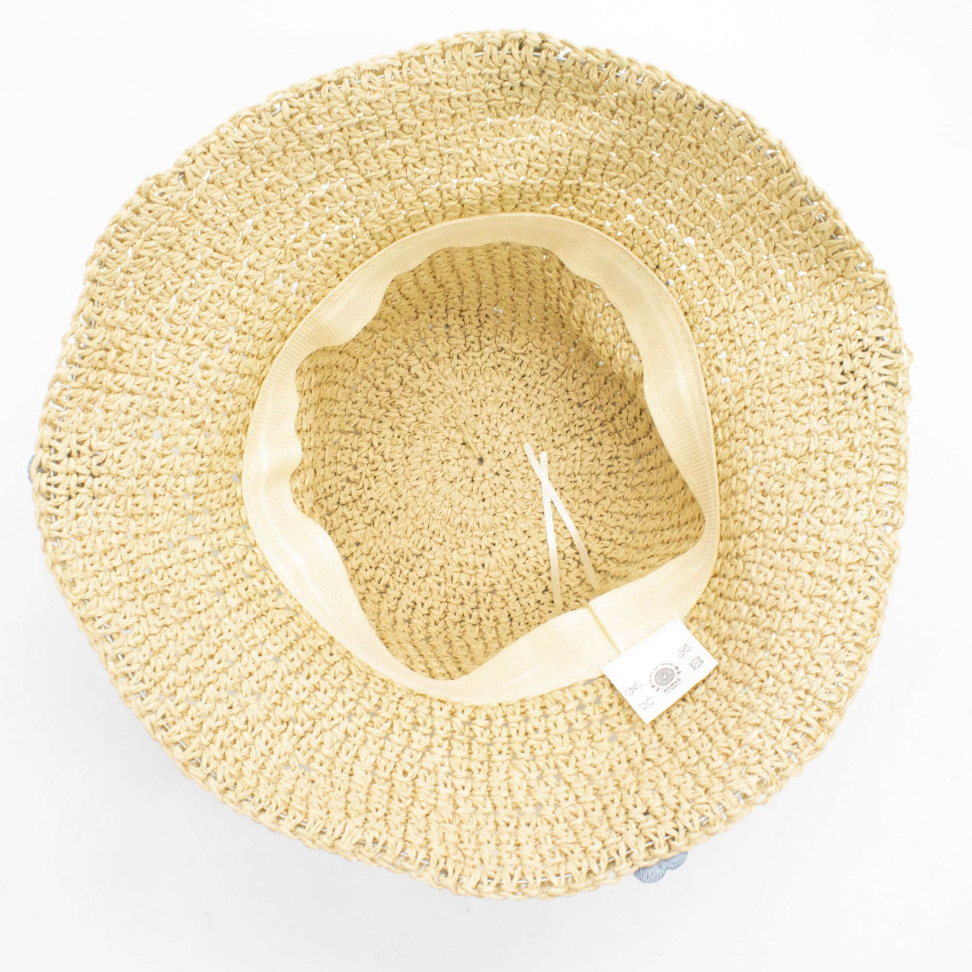 Sombrero de paja trenzada en color natural con cinta interior beige, estilo casual y ligero. Perfecto para el verano.