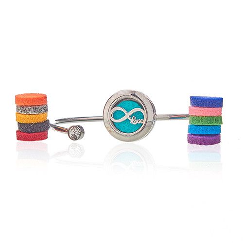 Pulsera de acero inoxidable con diseño infinito, cuentas de fieltro multicolores y un cristal brillante en el cierre.