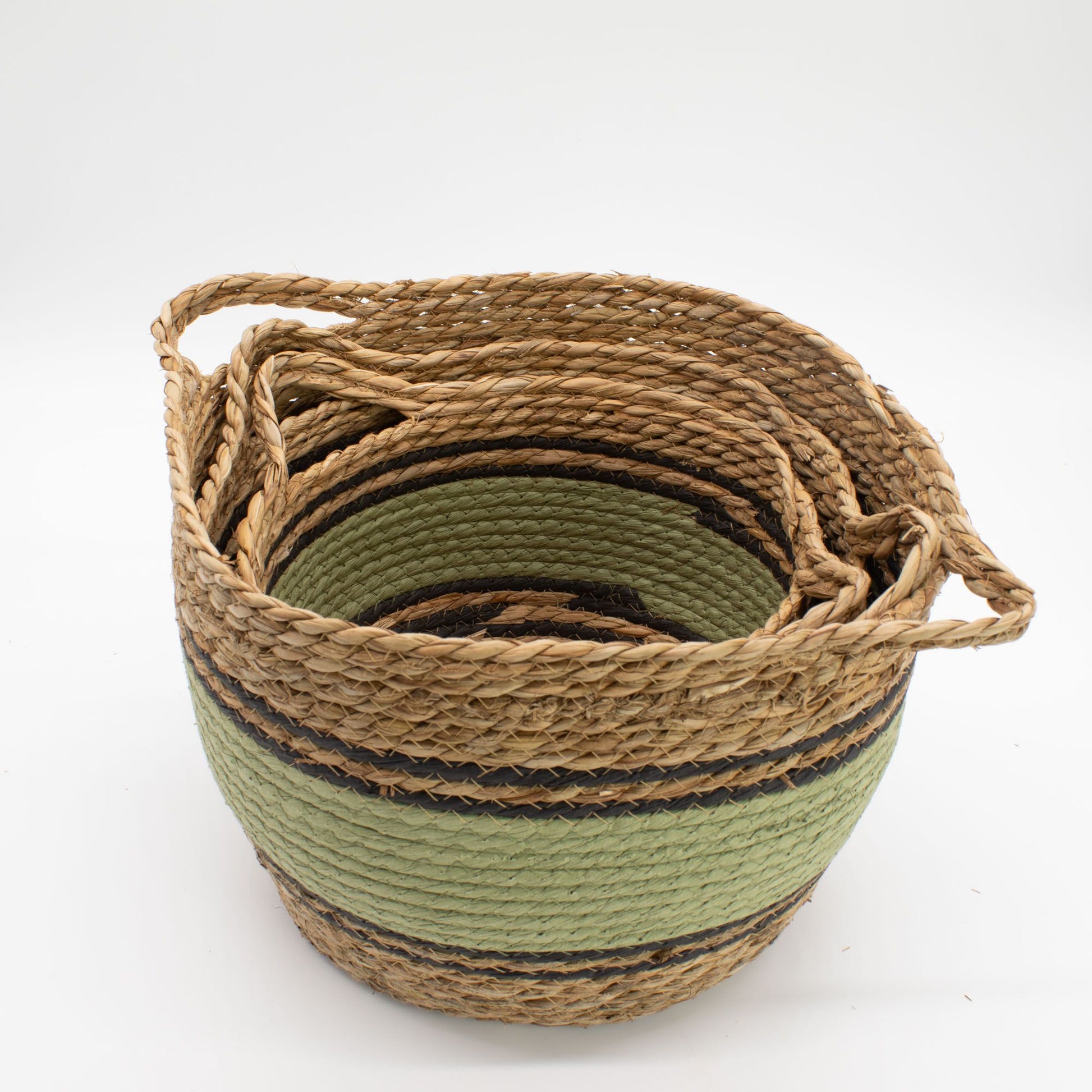 Juego de 3 cestas de pasto marino y algodón en tonos natural, verde y negro, con asas y diseño trenzado artesanal.