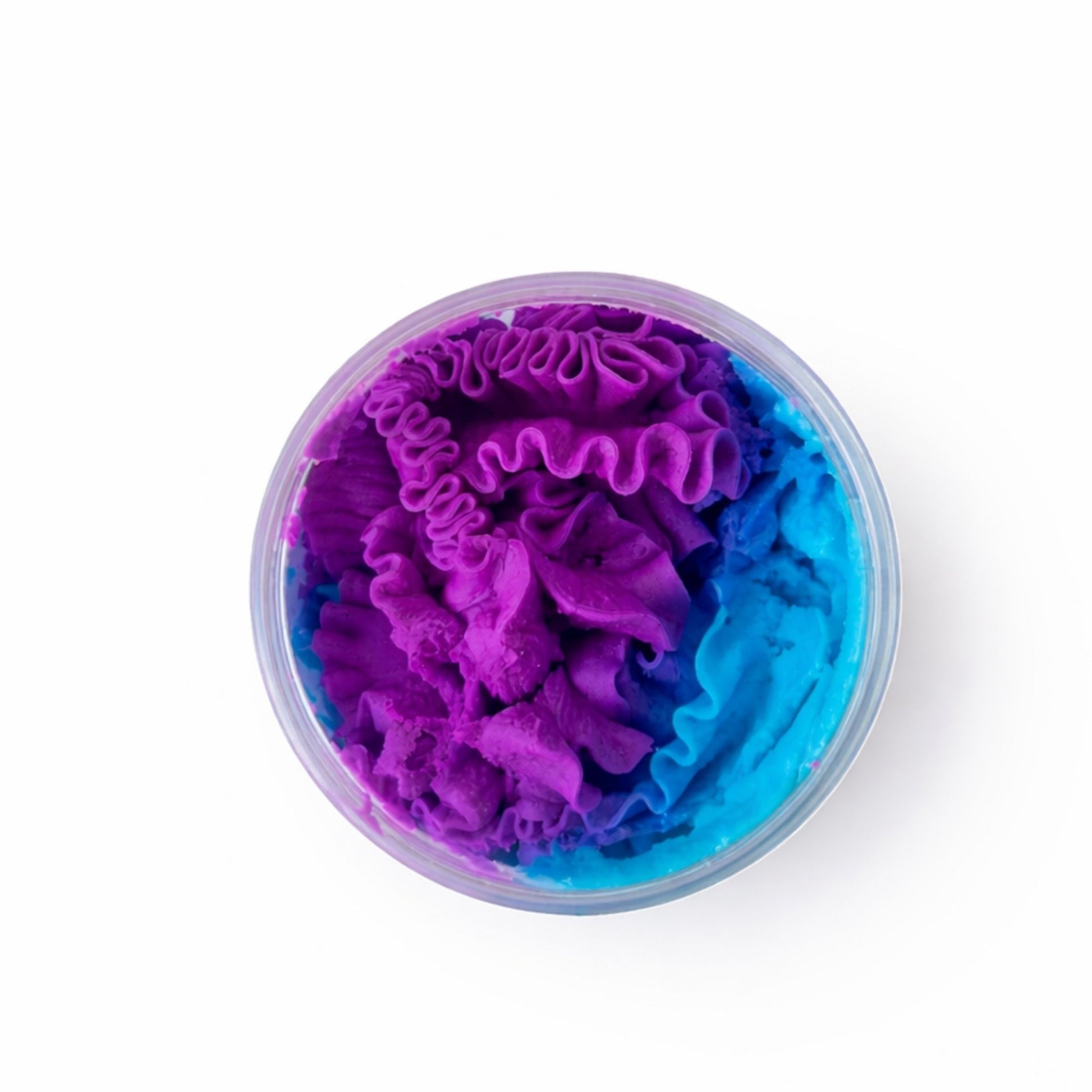 Helado azul y morado en tazón, textura suave y rizada, ideal para postres y eventos.