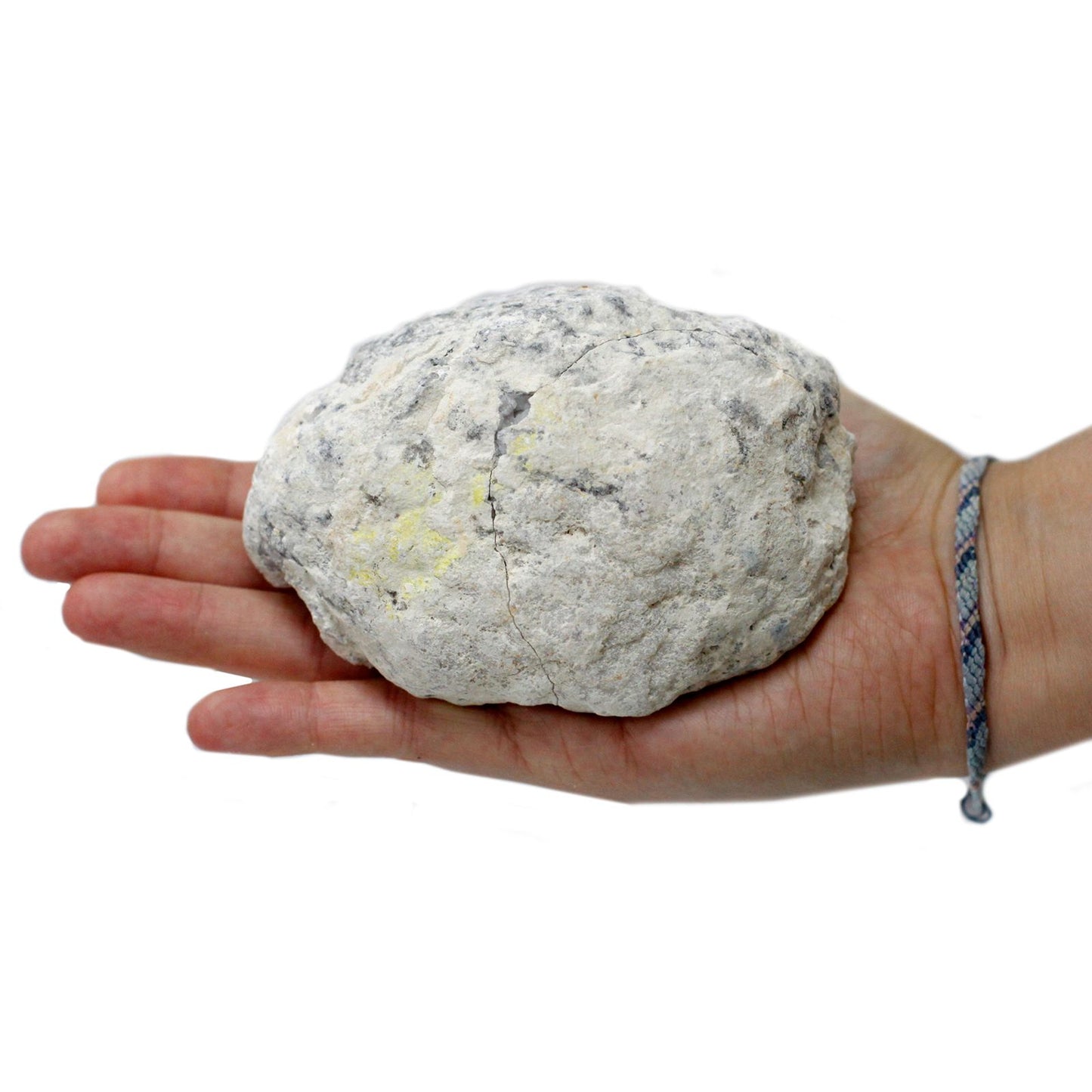 Piedra blanca y gris, textura rugosa, tamaño de mano, ideal para decoración o manualidades.