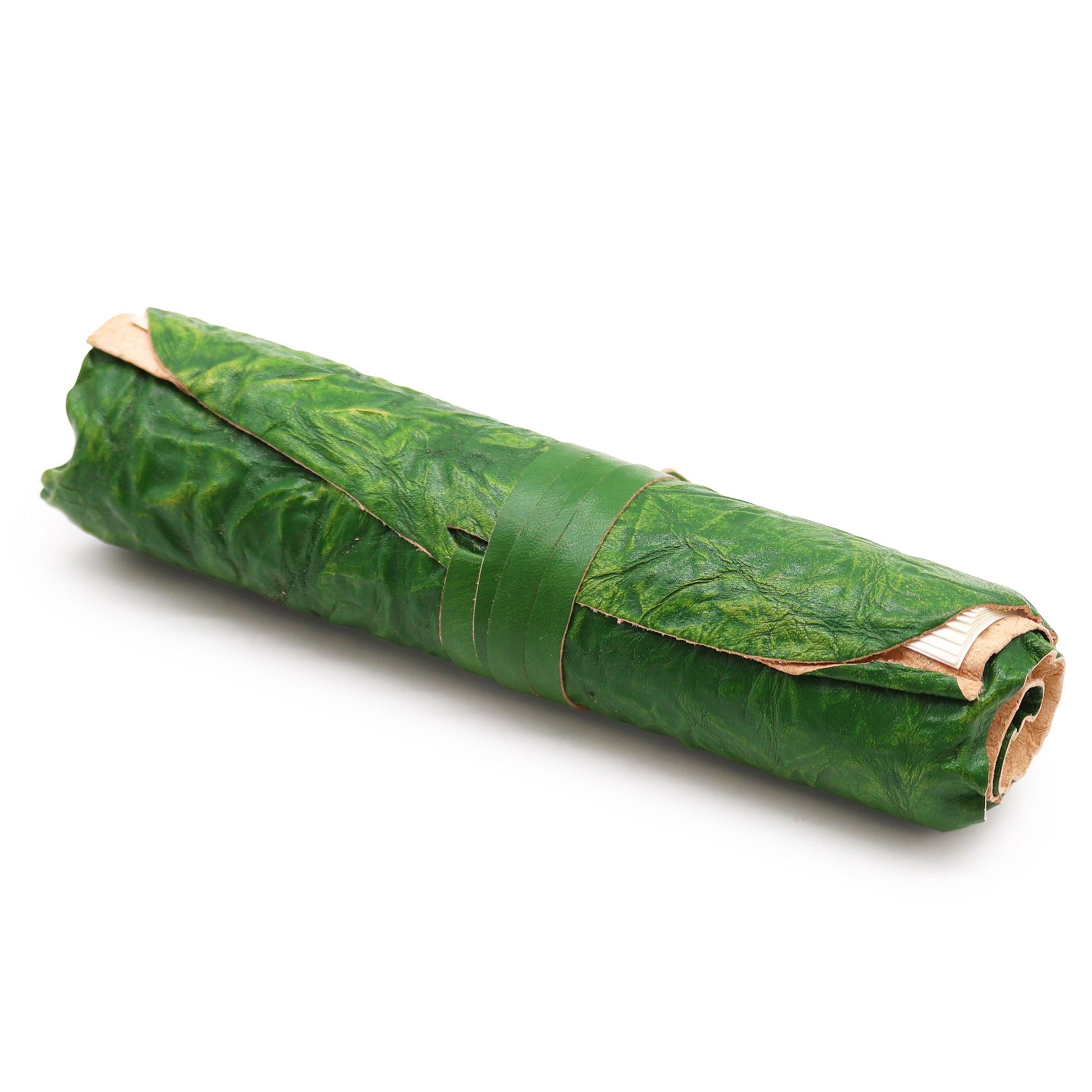 Enrollado de papel de fumar verde, hecho de hojas naturales, con cinta verde de sujeción, estilo ecológico y artesanal.