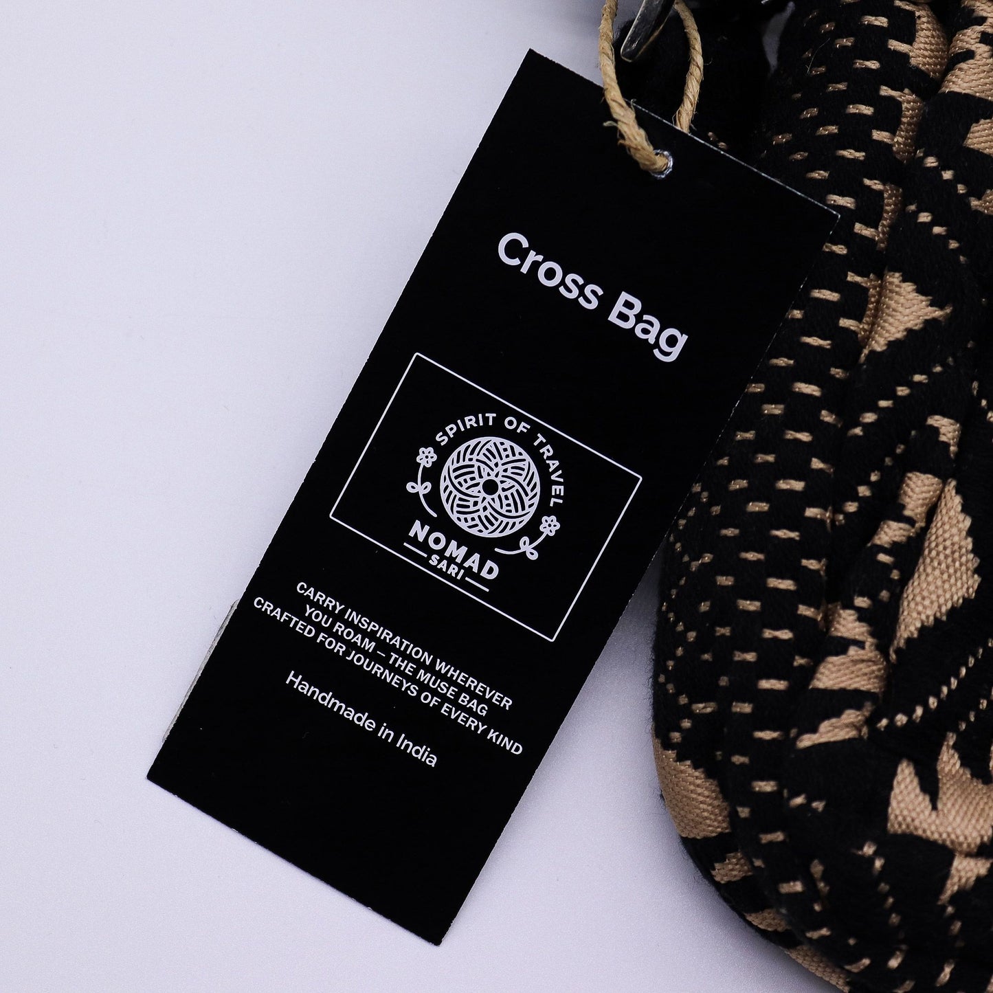 Bolso cruzado negro y beige, tejido a mano en India, estilo bohemio con diseño artístico. Perfecto para aventuras.