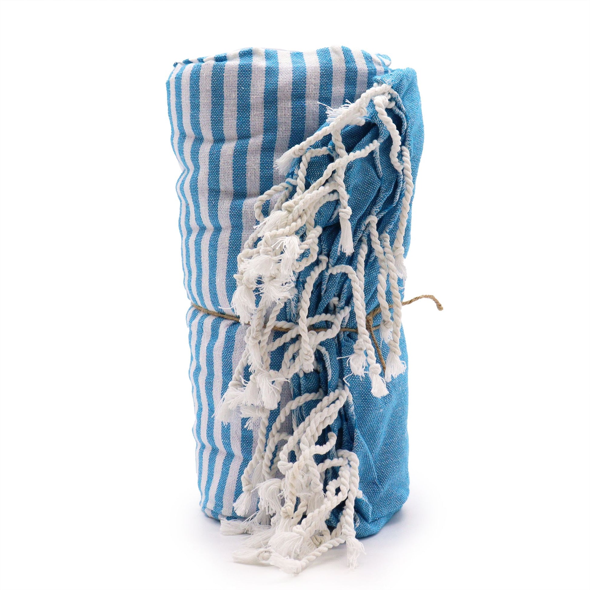 Toalla de playa azul con rayas blancas y flecos, 100% algodón, suave y absorbente. Perfecta para verano.