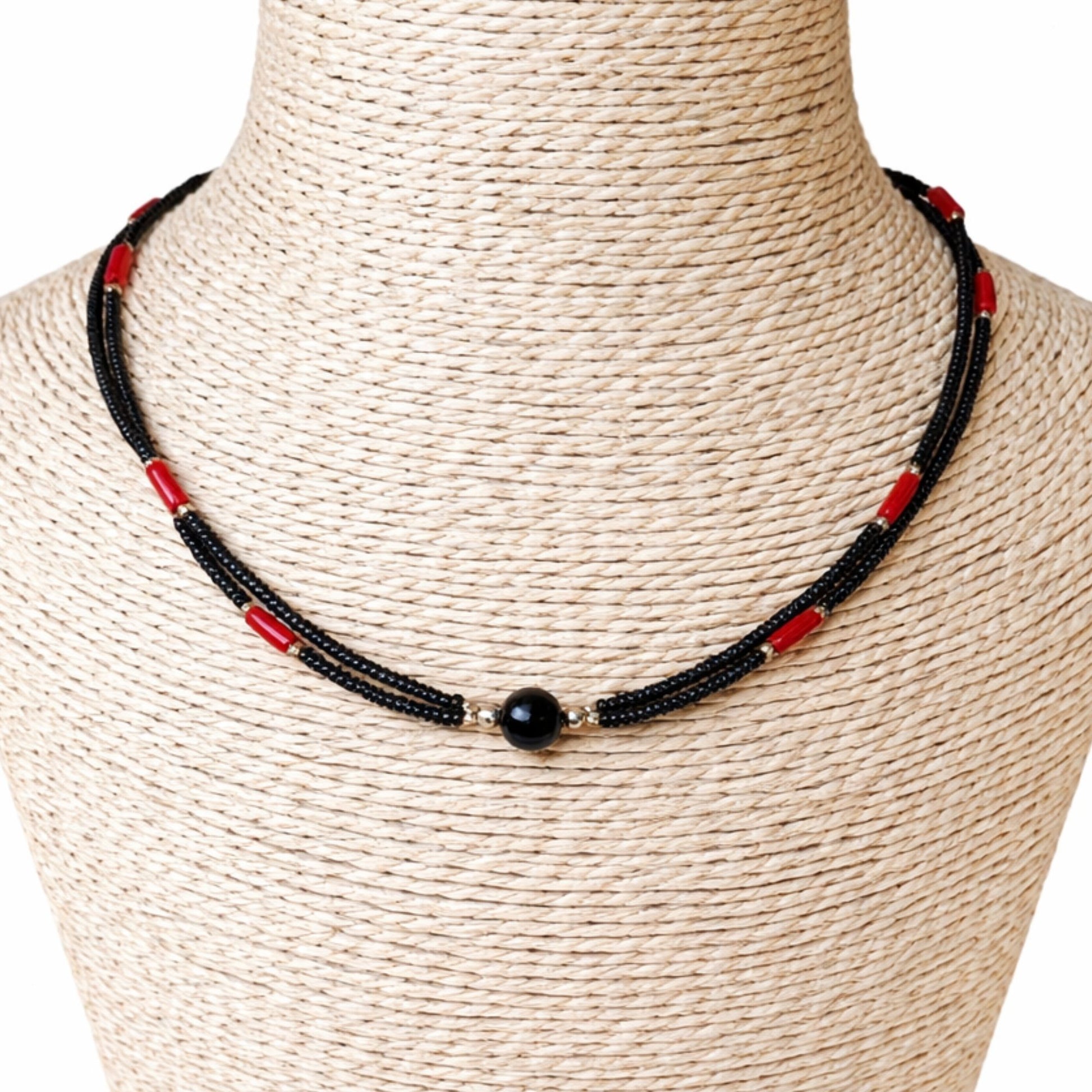 Collar de cuentas negras y rojas, con un toque elegante en piedra negra, estilo bohemio.