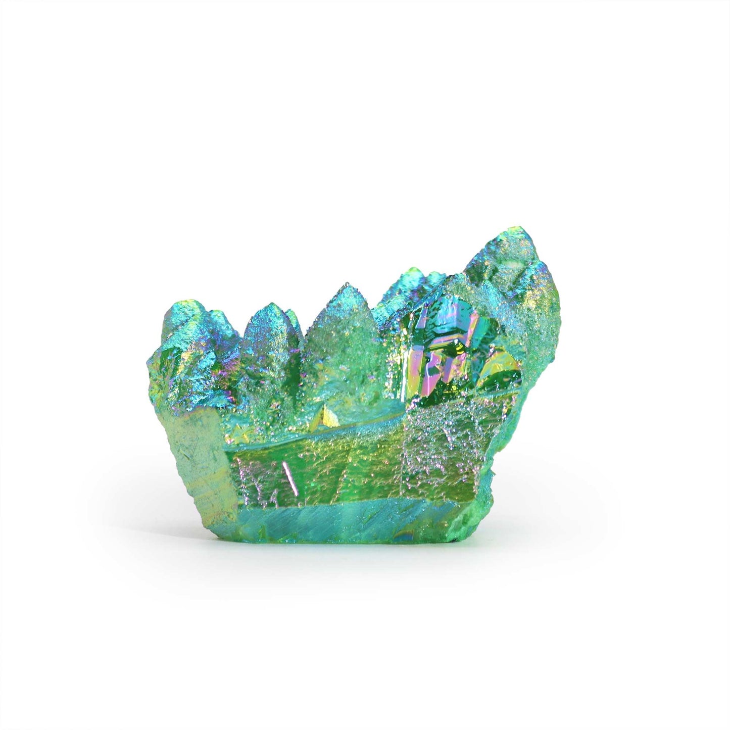 Cristal verde brillante con destellos iridiscentes, forma natural y textura facetada, ideal para decoración y coleccionismo.