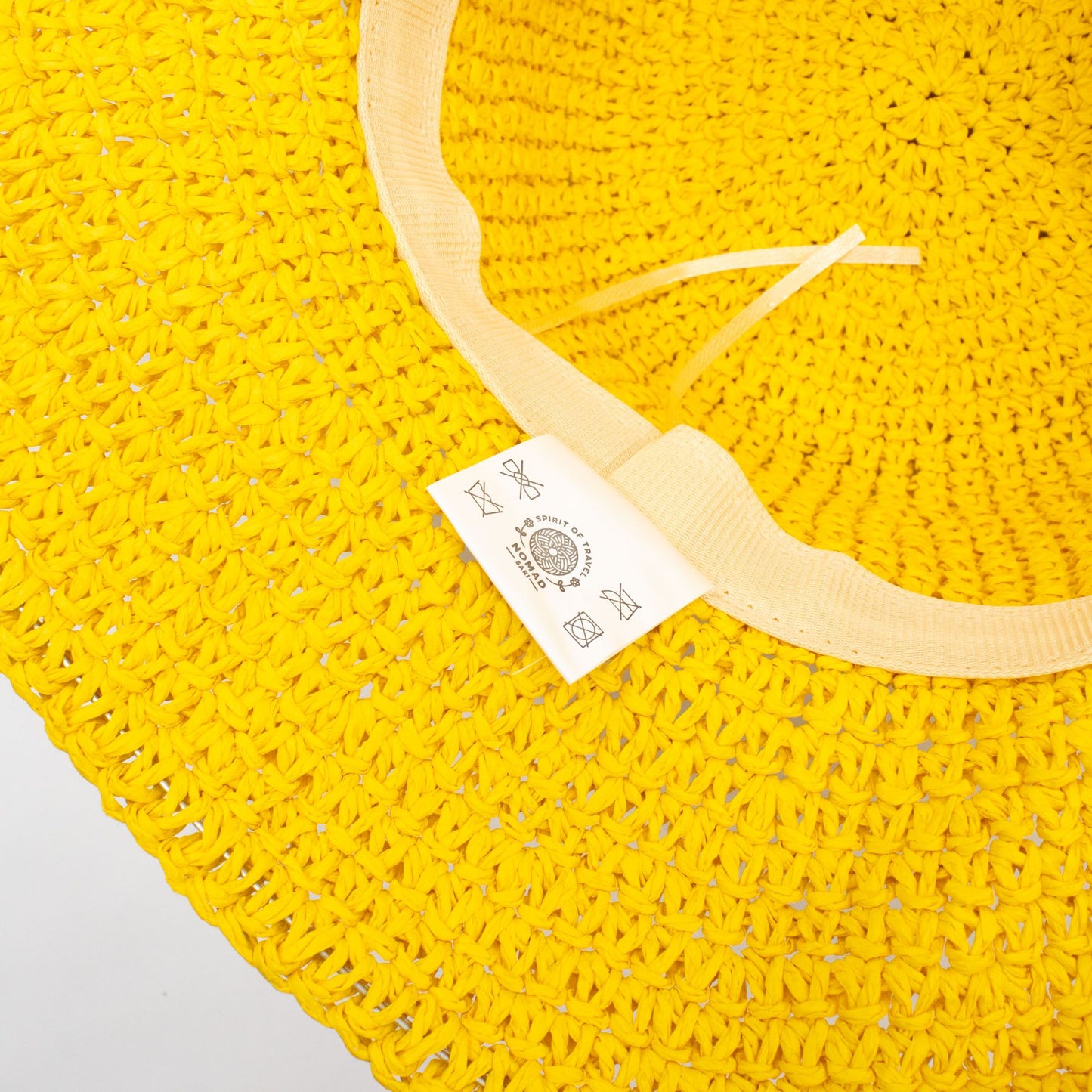 Sombrero amarillo de paja tejido, estilo veraniego, con cinta interior para ajuste, ideal para días soleados.