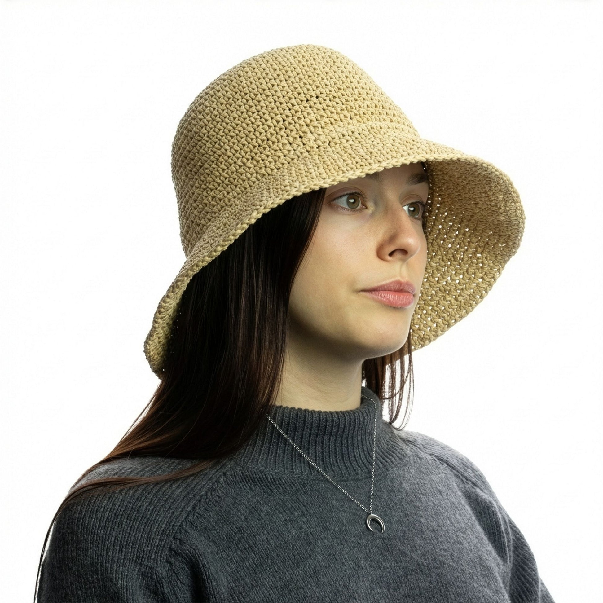 Sombrero de paja trenzada color beige, estilo floppy, ideal para primavera y verano.