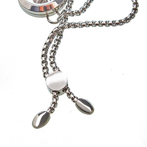 Collar de acero inoxidable plateado con cadena brillante y dije ovalado, estilo moderno y elegante.