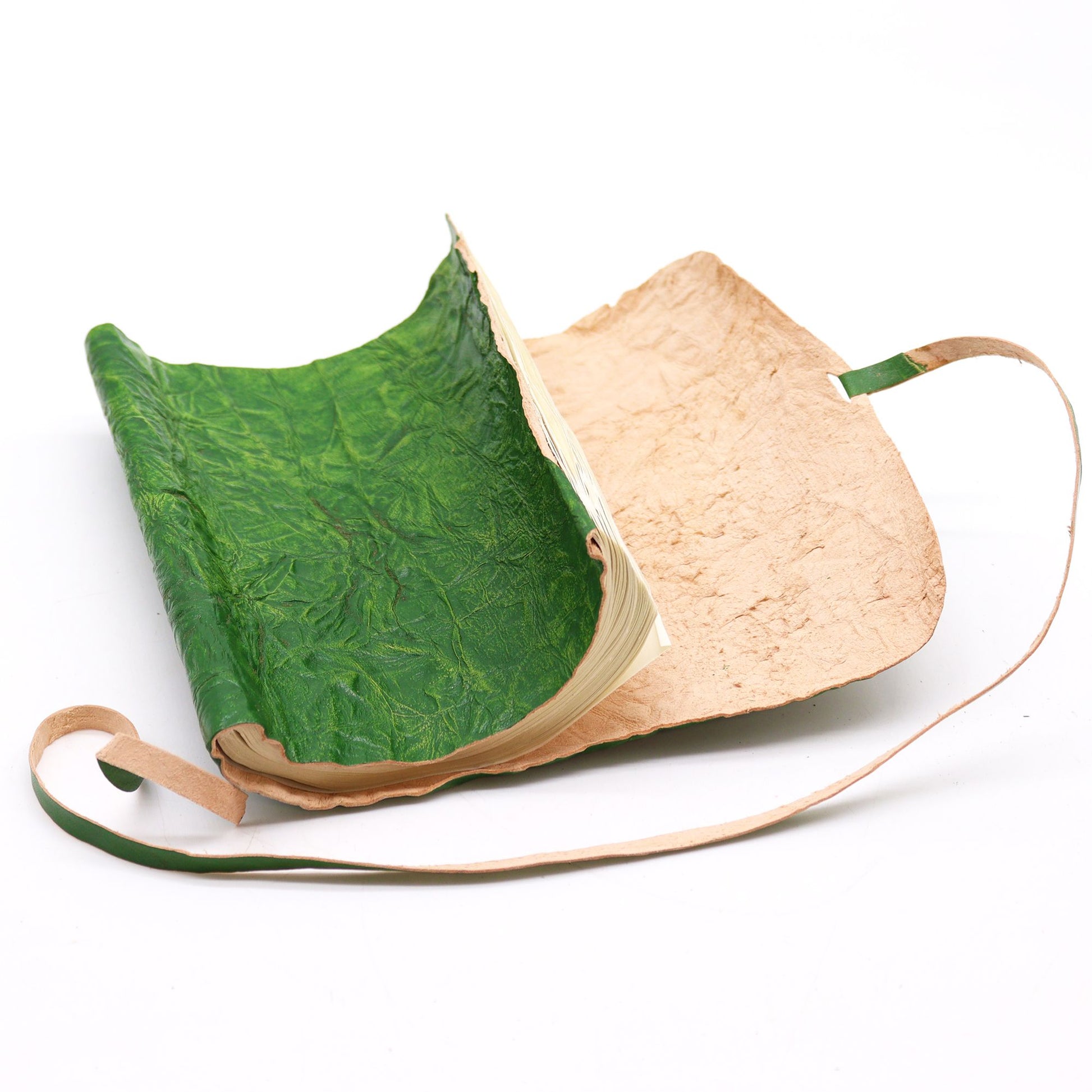 Cuaderno artesanal de hoja color verde y papel beige, con cintas de cuero natural, estilo único y ecológico.