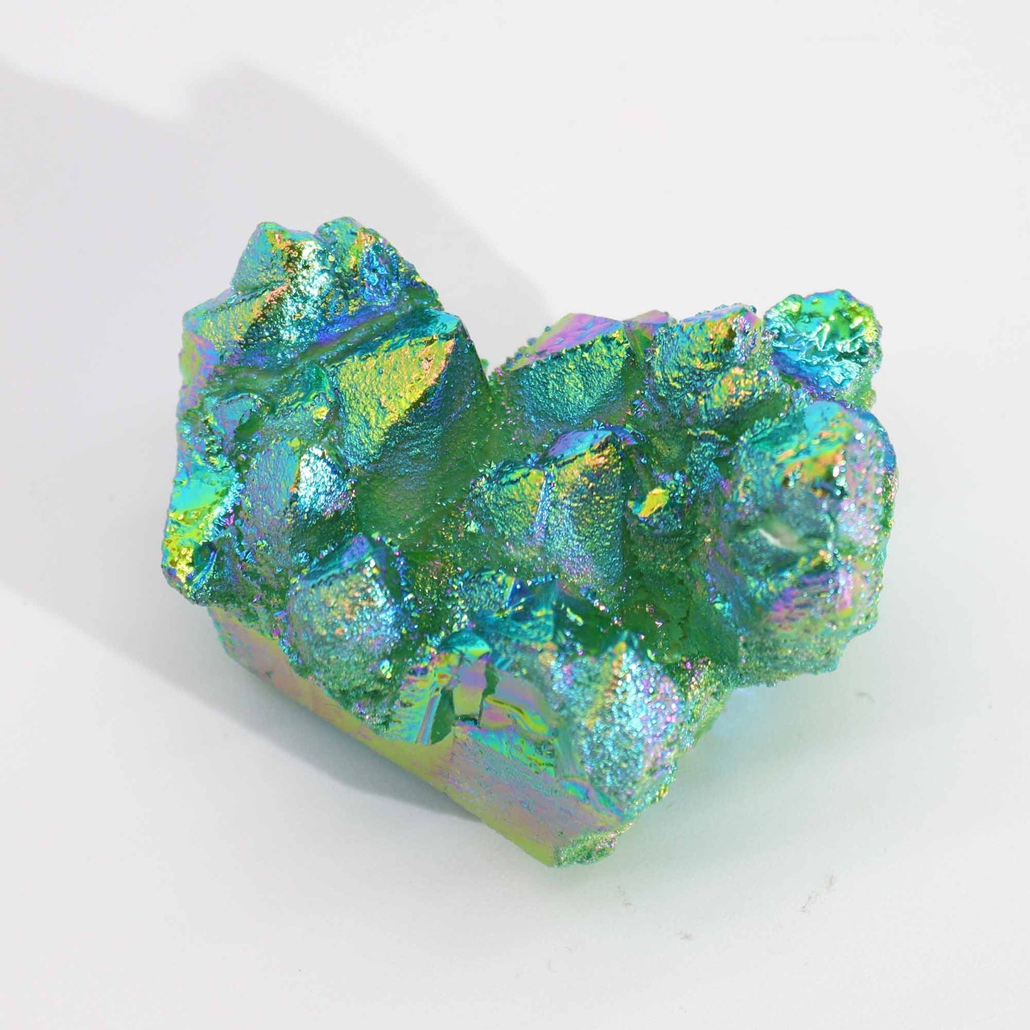 Cristal mineral brillante en tonos verdes y azules, textura única y estilo moderno, ideal para decoración.