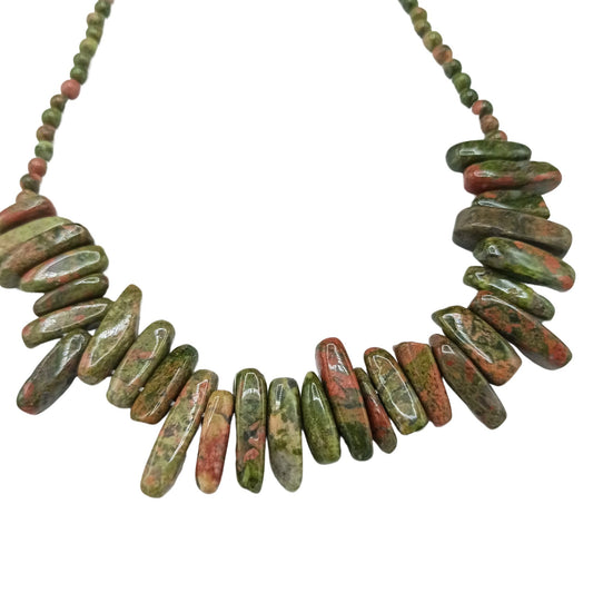 Collar de cuentas alargadas de piedra natural en tonos verdes y rojizos, con cadena de cuentas pequeñas a juego.
