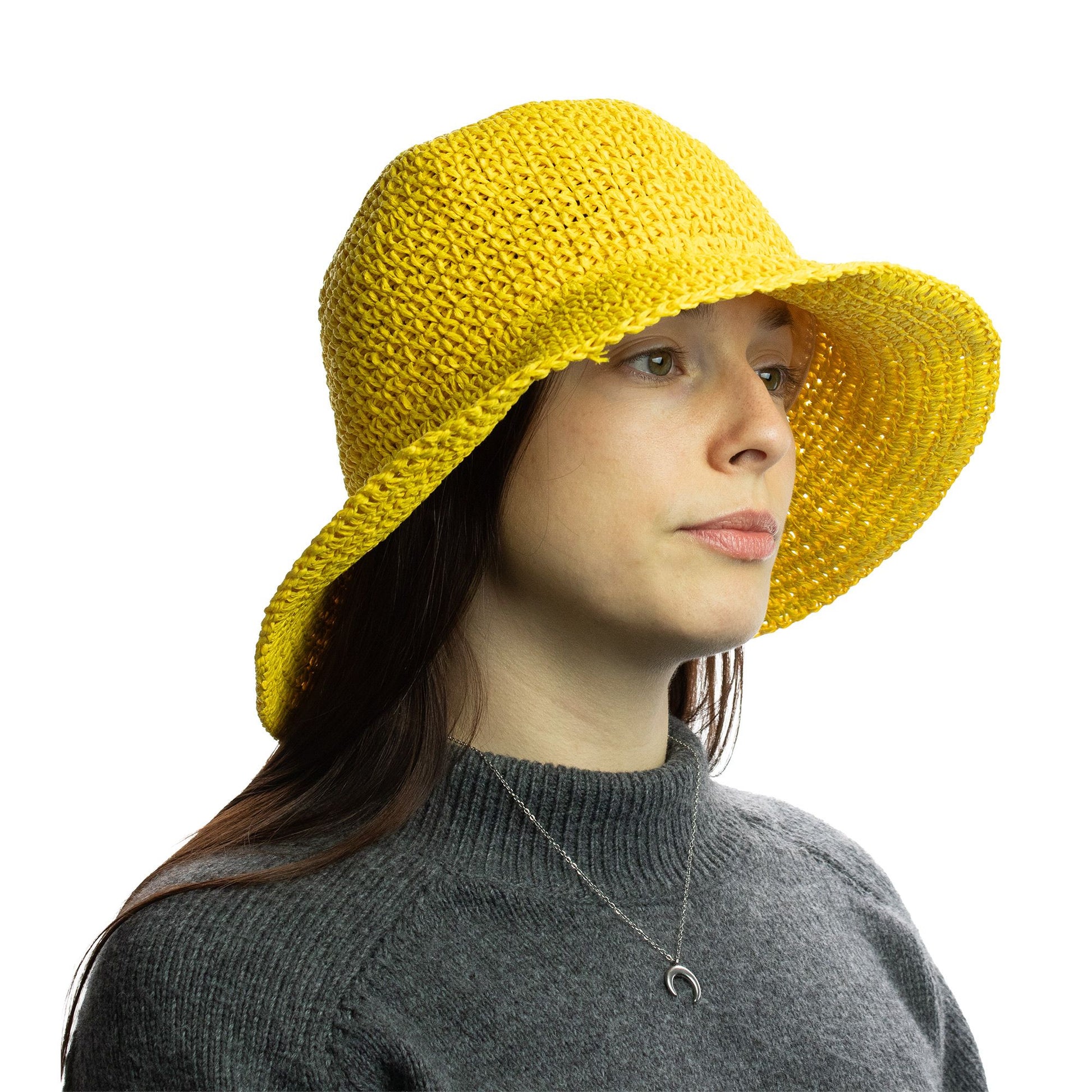 Sombrero de paja amarillo de ala ancha, ideal para el verano, con un diseño moderno y ligero.