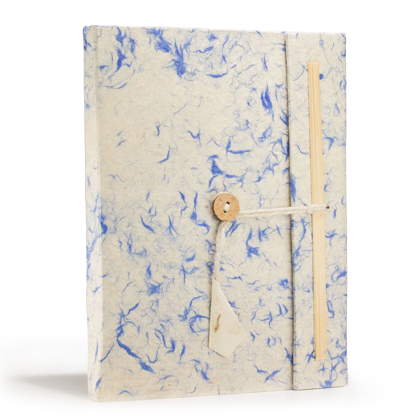 Cuaderno artesanal de papel reciclado azul y blanco, cierre de cuerda y botón de madera, estilo bohemio.