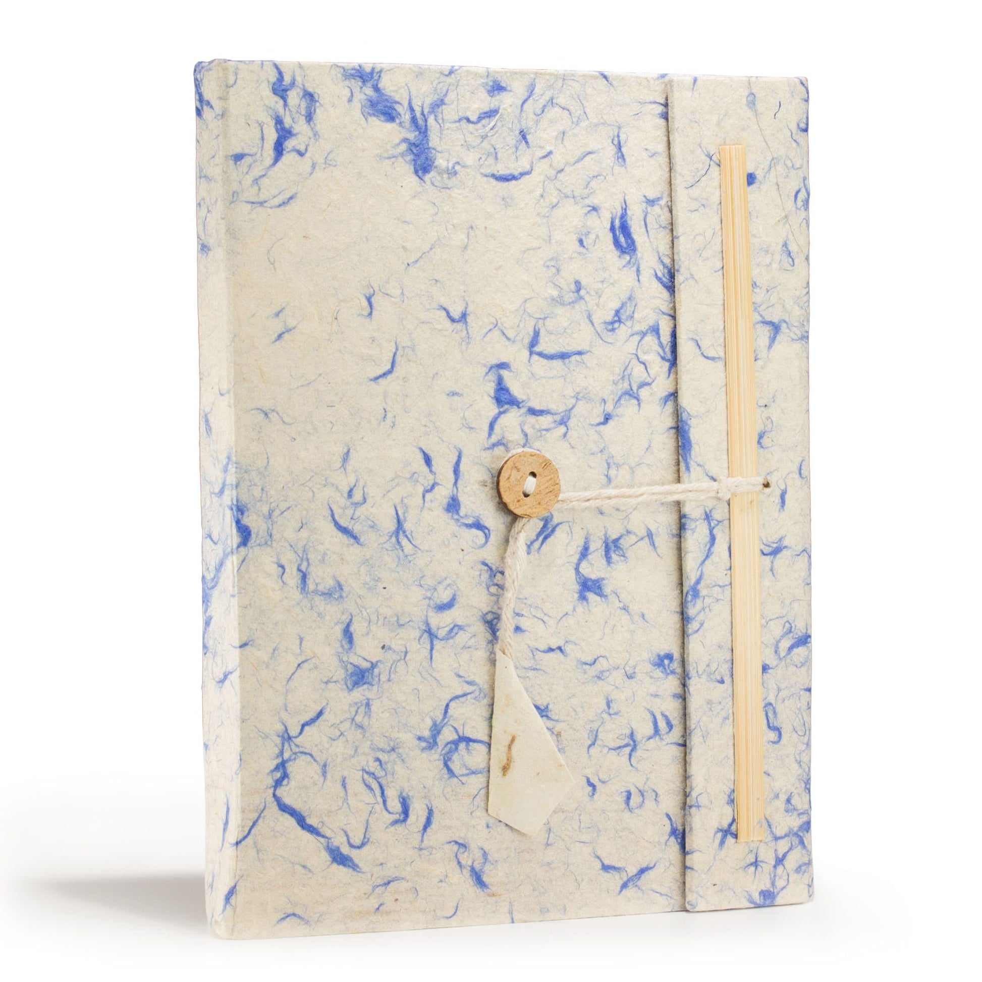 Cuaderno artesanal de papel reciclado azul y blanco, cierre de cuerda y botón de madera, estilo bohemio.