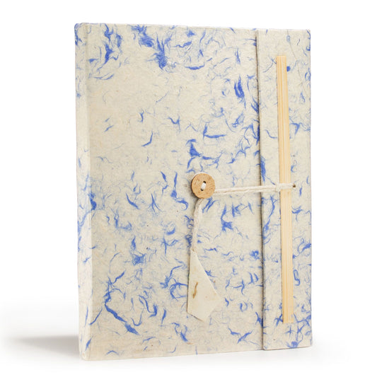 Cuaderno artesanal de papel reciclado azul y blanco, cierre de cuerda y botón de madera, estilo bohemio.