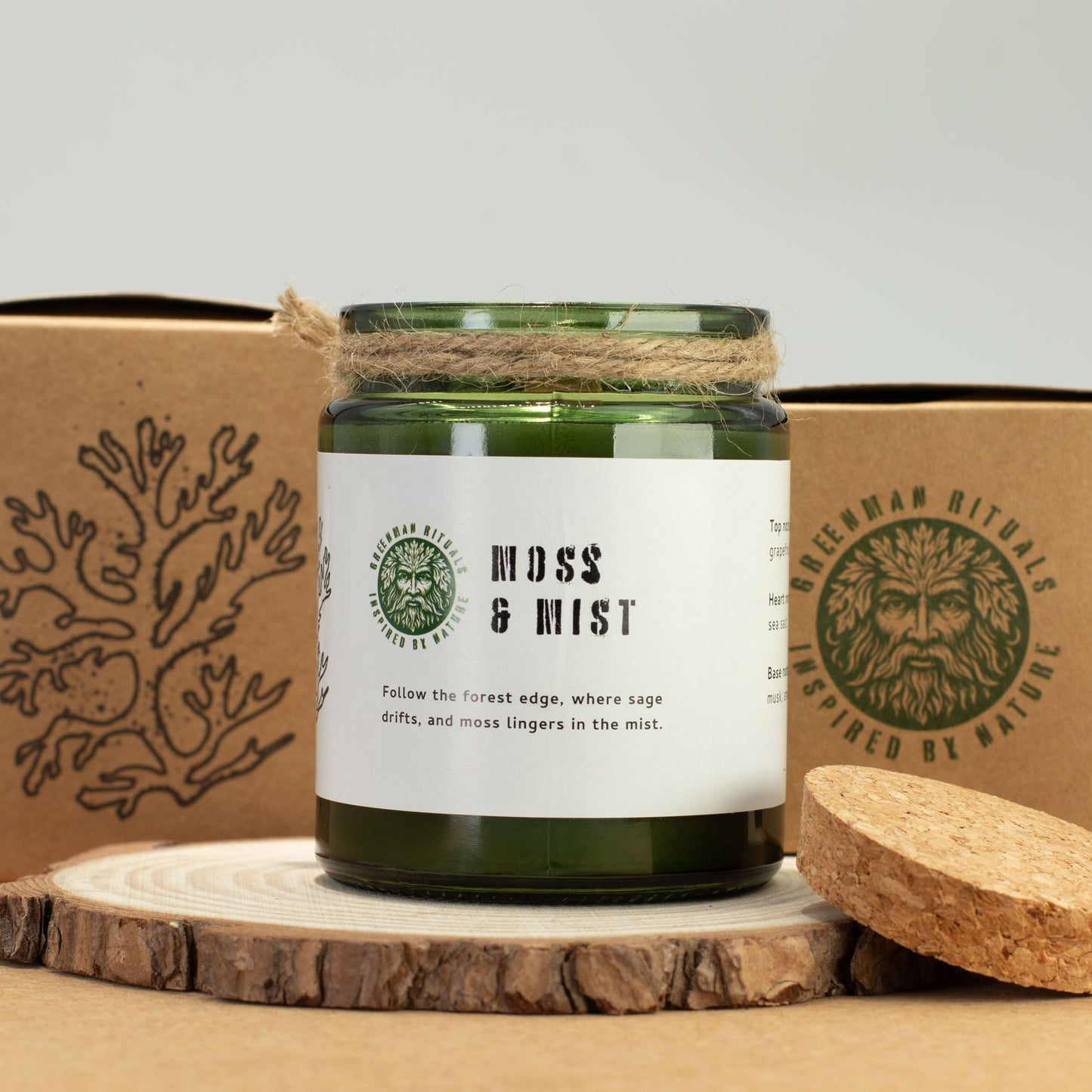 Vela verde de cera natural con aroma a musgo y salvia, en frasco de vidrio, decorada con cuerda de yute.