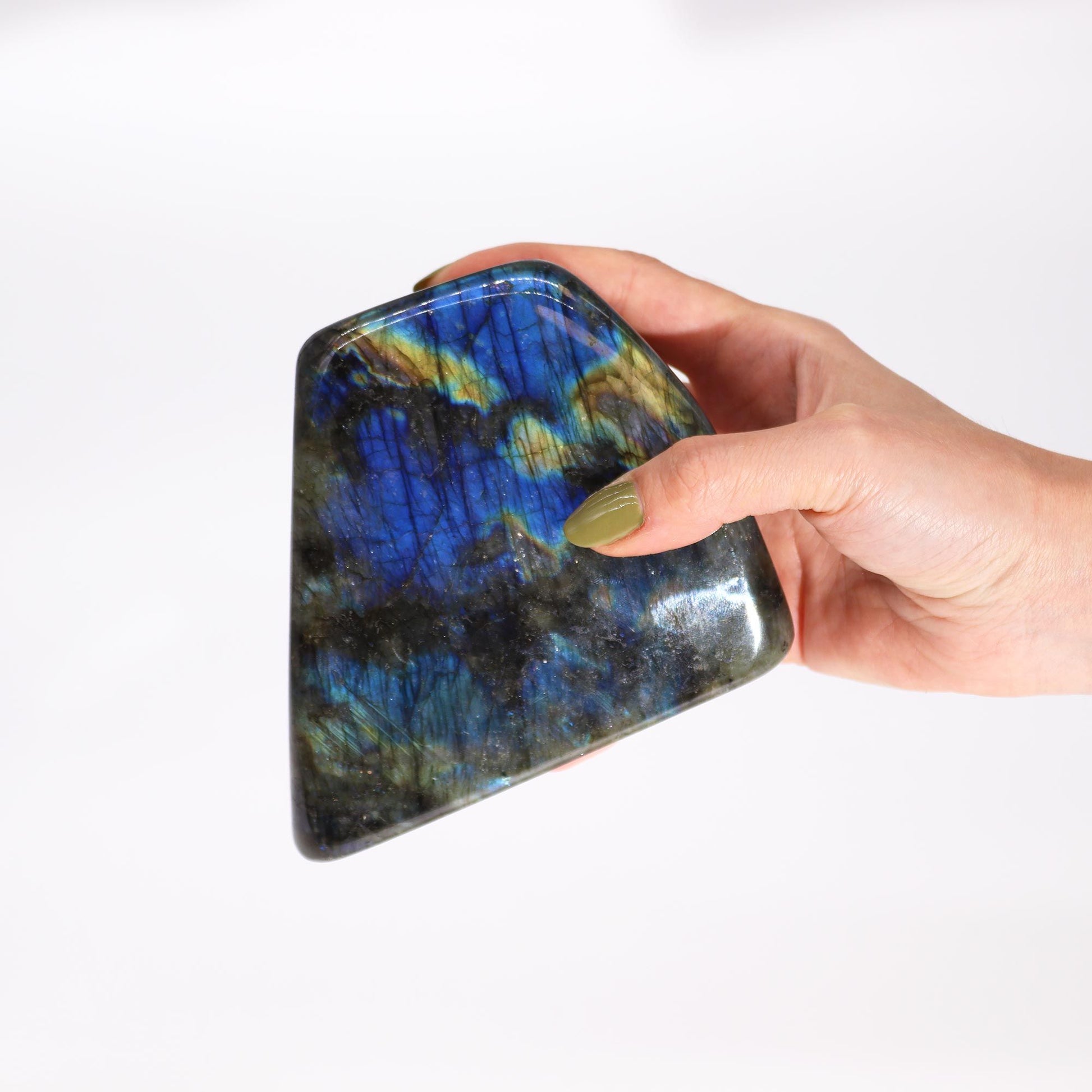 Piedra de labradorita azul y negra, forma irregular, brillo vítreo, ideal para decoración o sanación espiritual.
