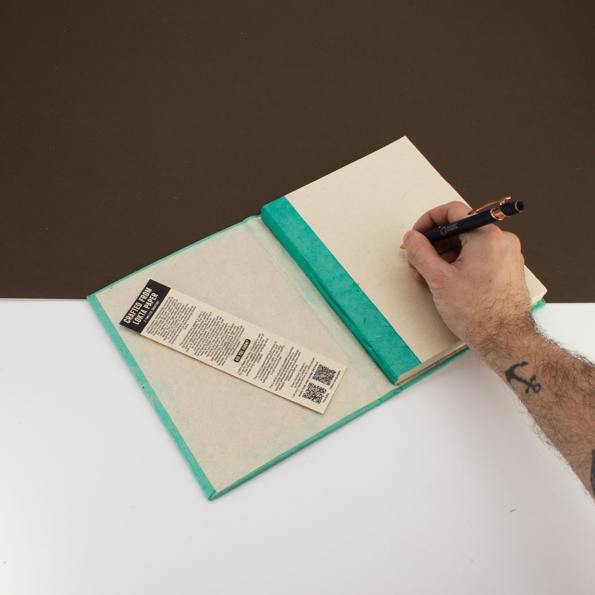 Cuaderno reciclado con tapa verde y papel sin líneas, ideal para escribir y dibujar.